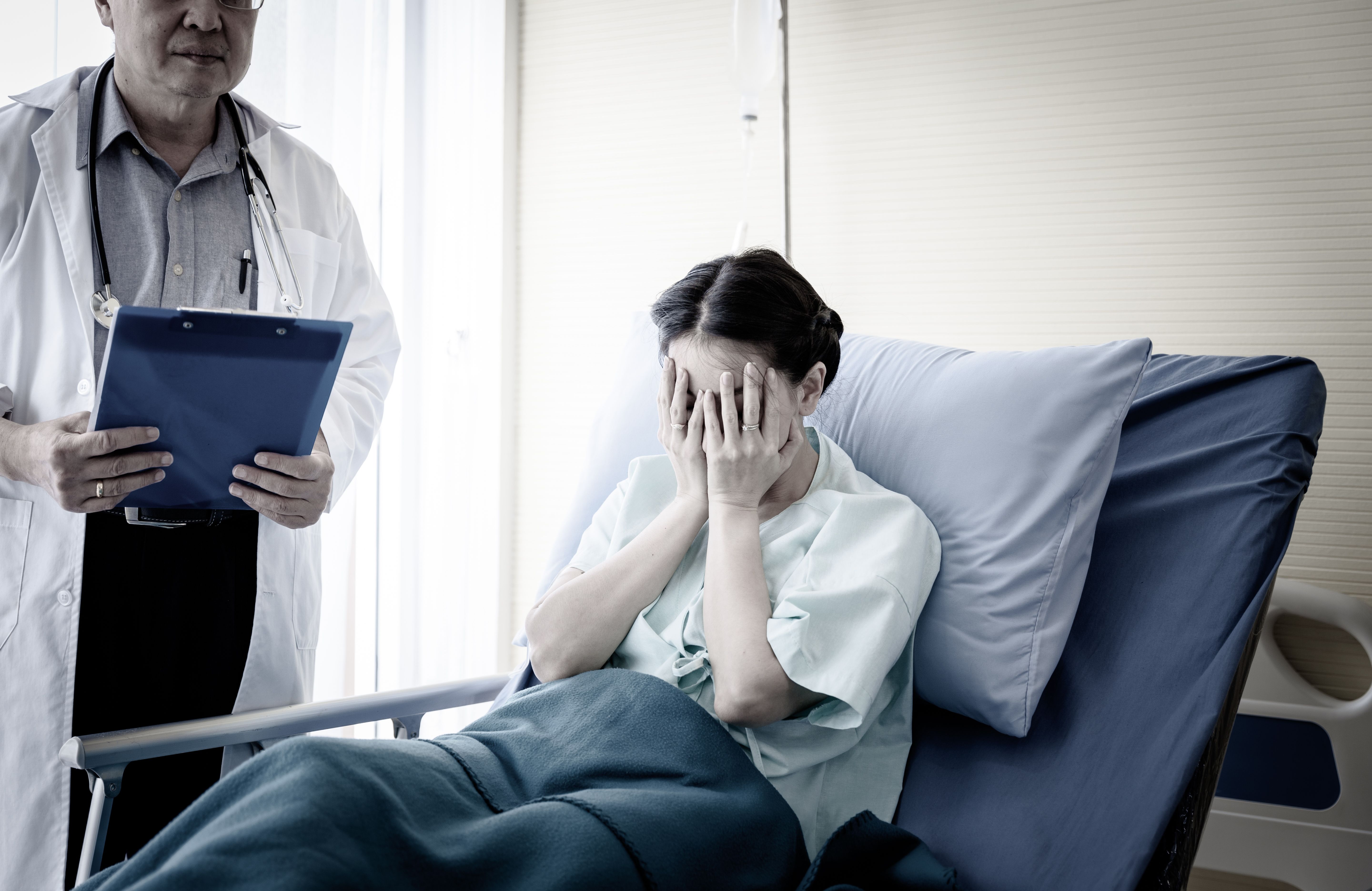 Paciente con enfermedad en sala de hospital y la preocupación