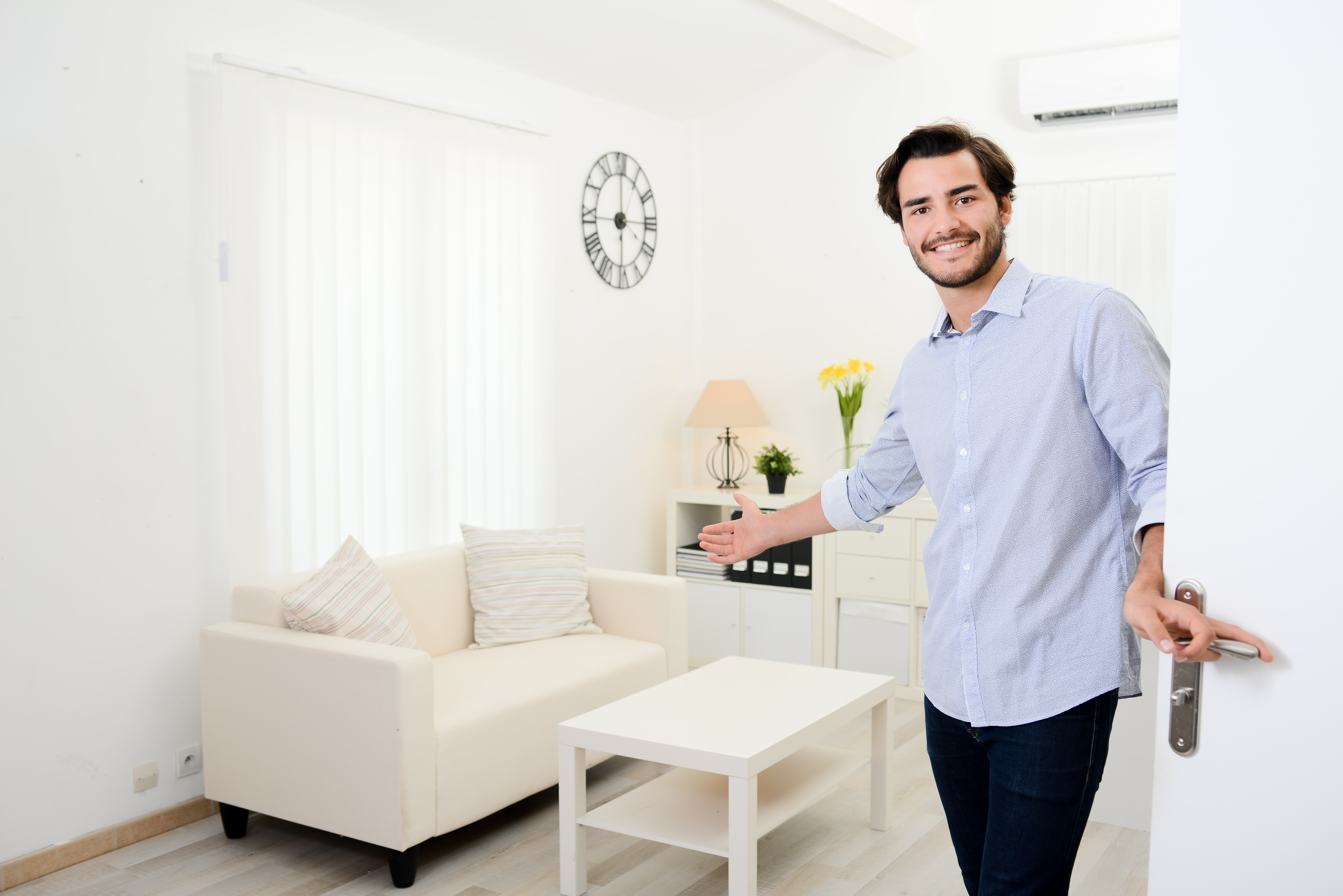 beau jeune homme Bienvenue amis à porte ouverte nouveau appartement maison d’étudiants beau jeune homme Bienvenue amis à porte ouverte nouveau appartement maison d’étudiants