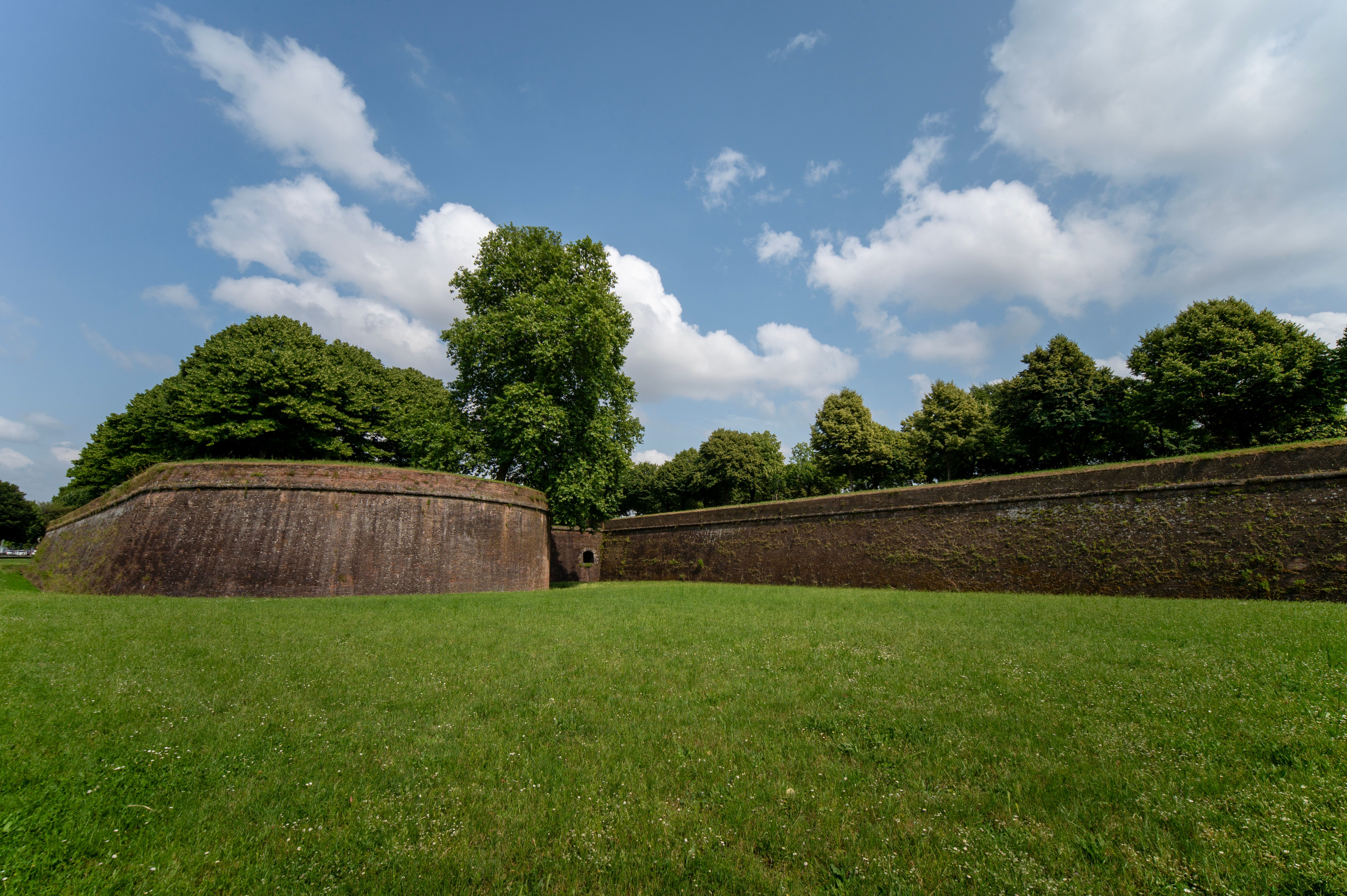 lucca city walls