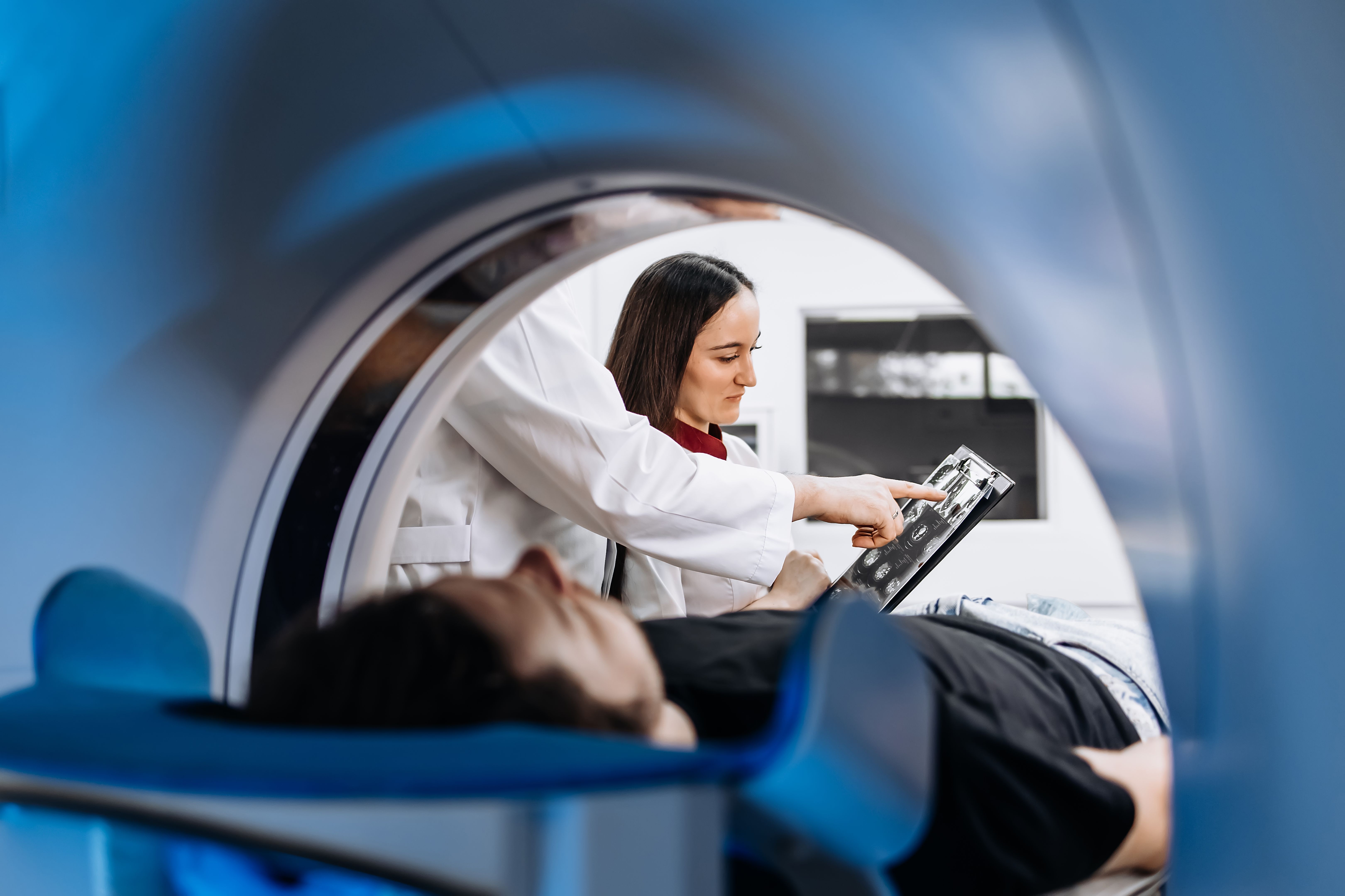 Le patient est allongé à l’intérieur d’un appareil d’IRM ou de tomodensitométrie où l’examen est effectué. Cet équipement de haute technologie représente une innovation dans le diagnostic, fournissant des informations précises pour un trai