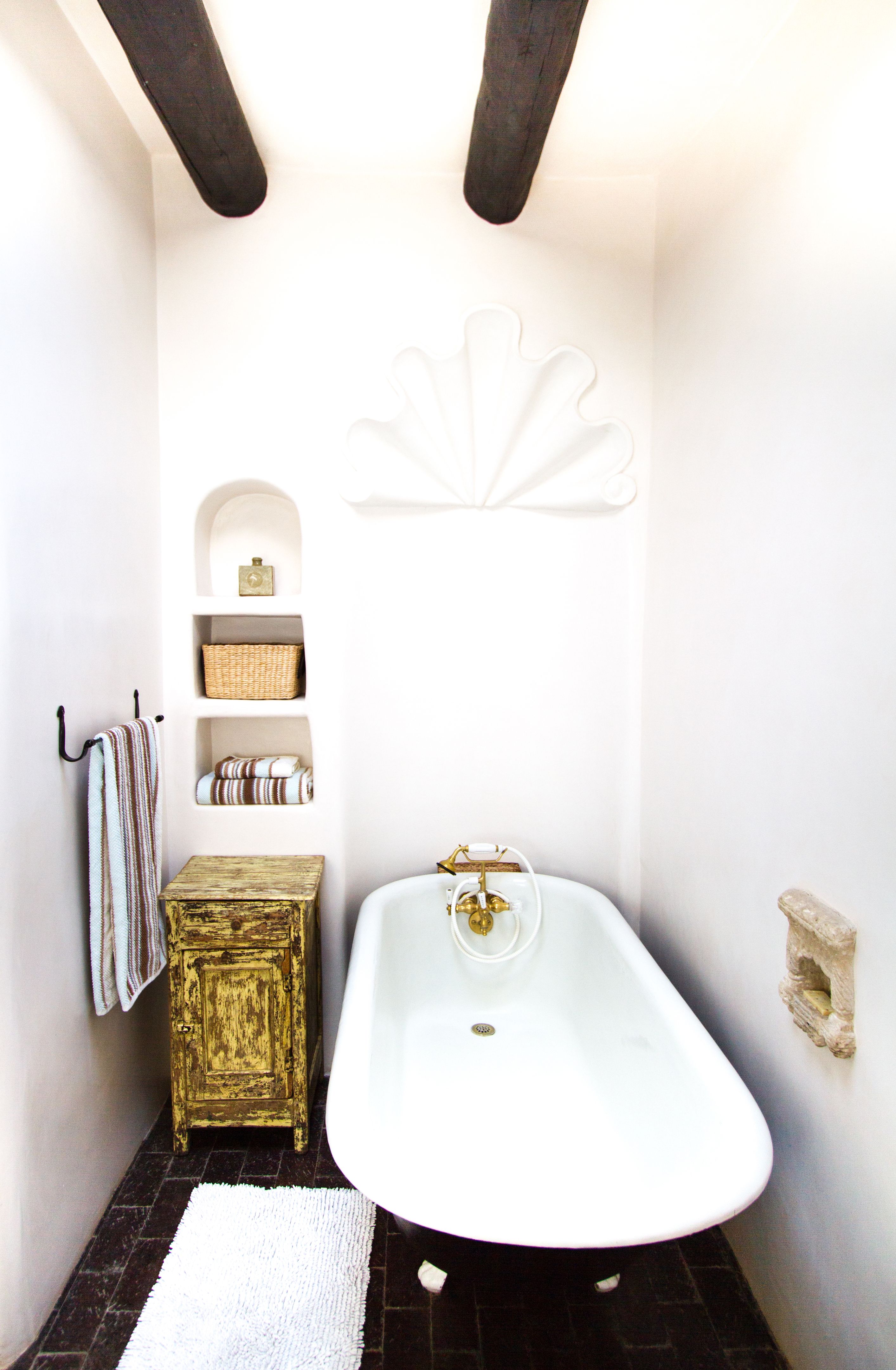 modern farmhouse bathroom