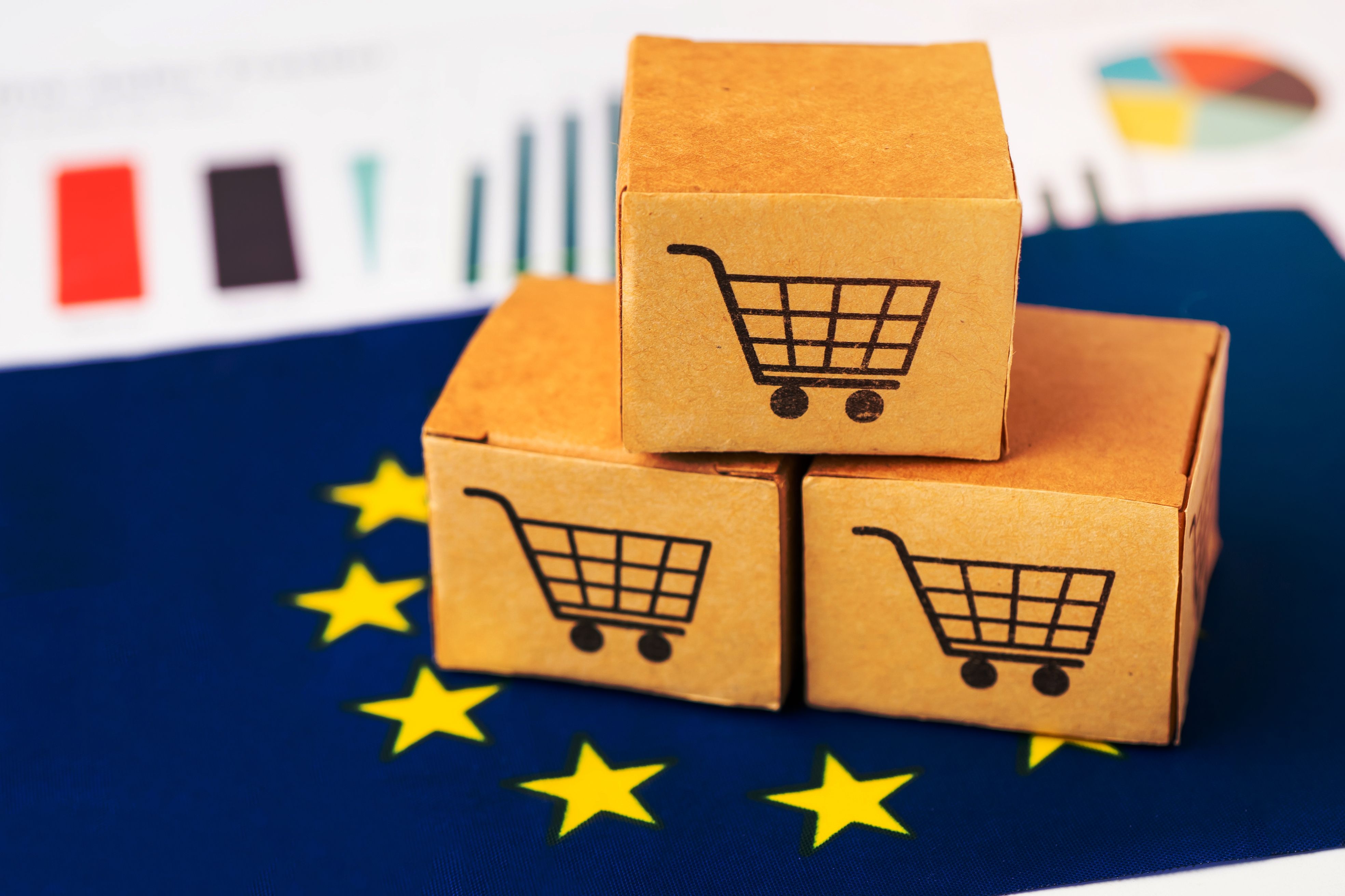 Caja con el logotipo del carro de la compra y la bandera de la UE, Importación Exportar Compras en línea o comercio electrónico servicio de entrega de servicios de entrega de productos de la tienda de productos, comercio, concepto de proveedor. Caja con el logotipo del carro de la compra y la bandera de la UE, Importación Exportar Compras en línea o comercio electrónico servicio de entrega de servicios de entrega de productos de la tienda de productos, comercio, concepto de proveedor.