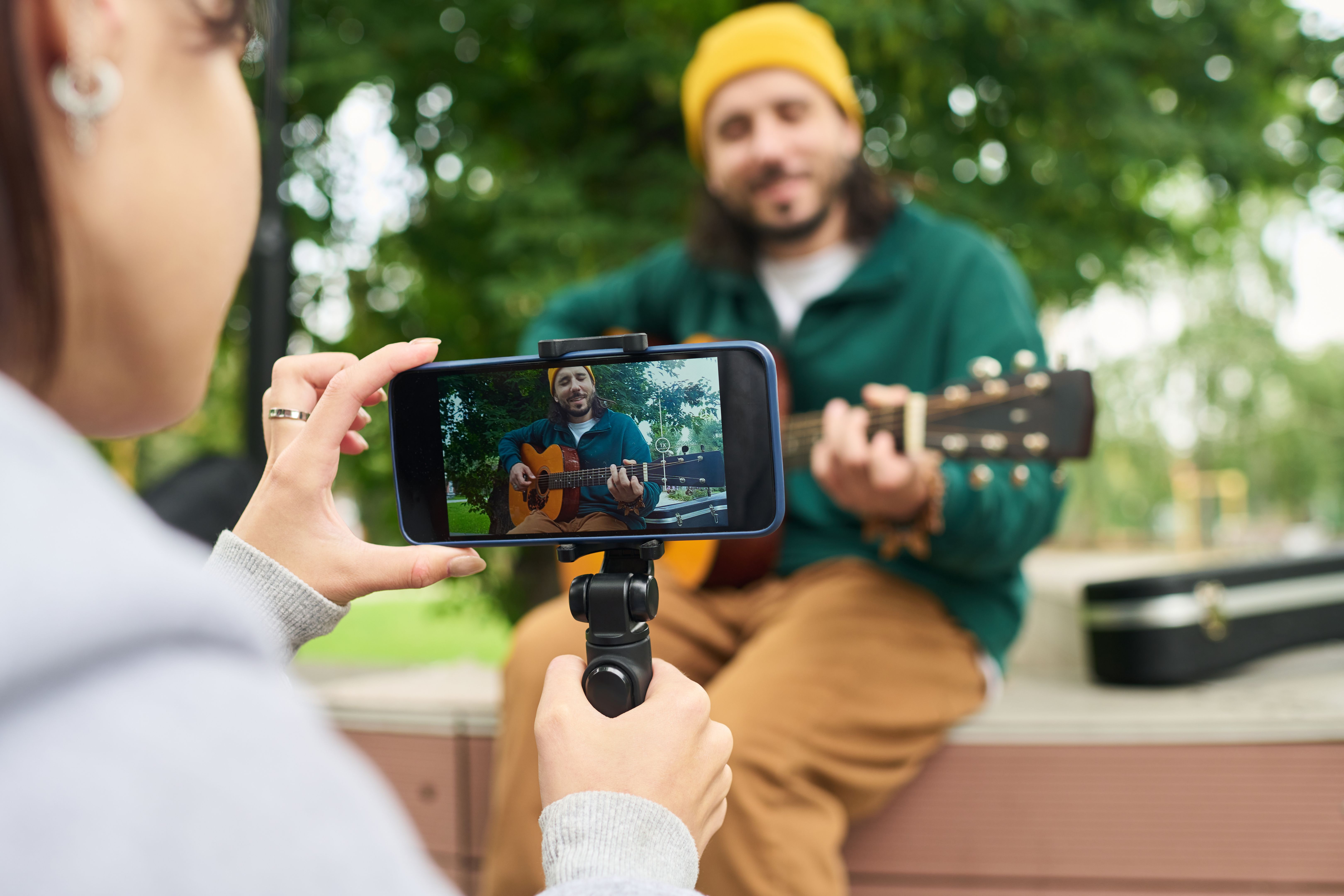 musician using social media