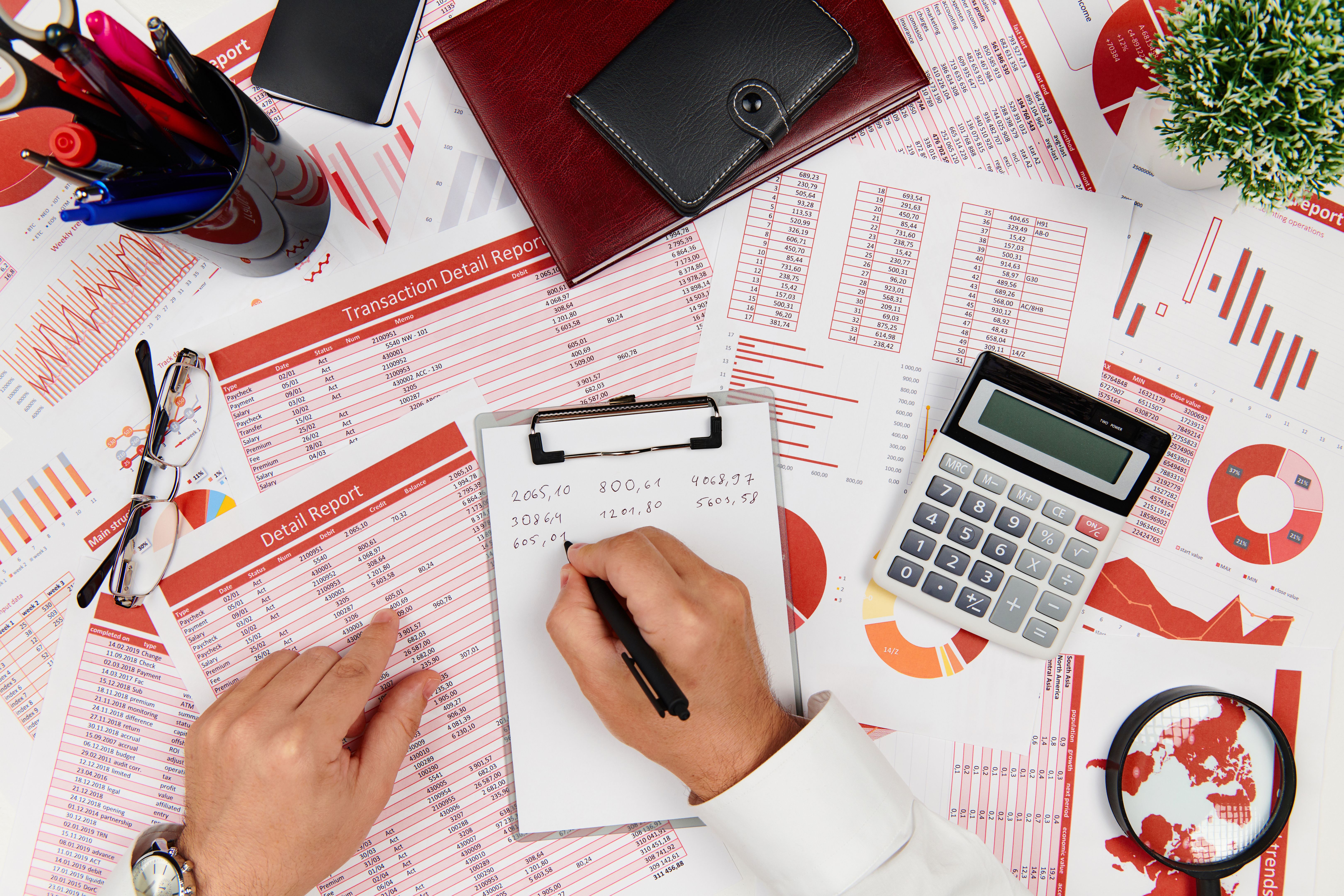 Documents comptables sur une table, avec une calculatrice Documents comptables sur une table, avec une calculatrice