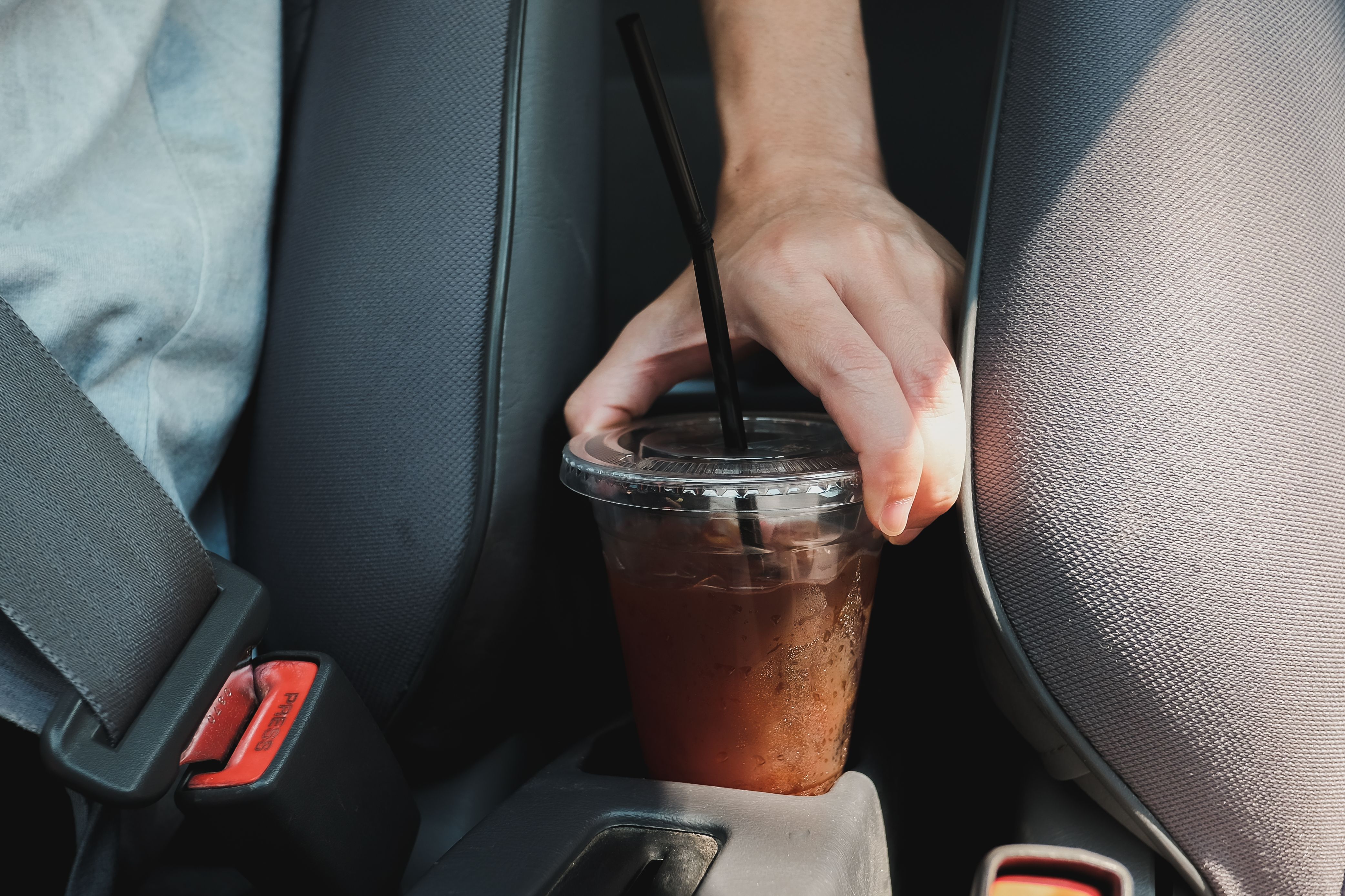 開車出差或出遊難免車上吃吃喝喝，手搖飲一不小心灑在車上就悲劇了。
