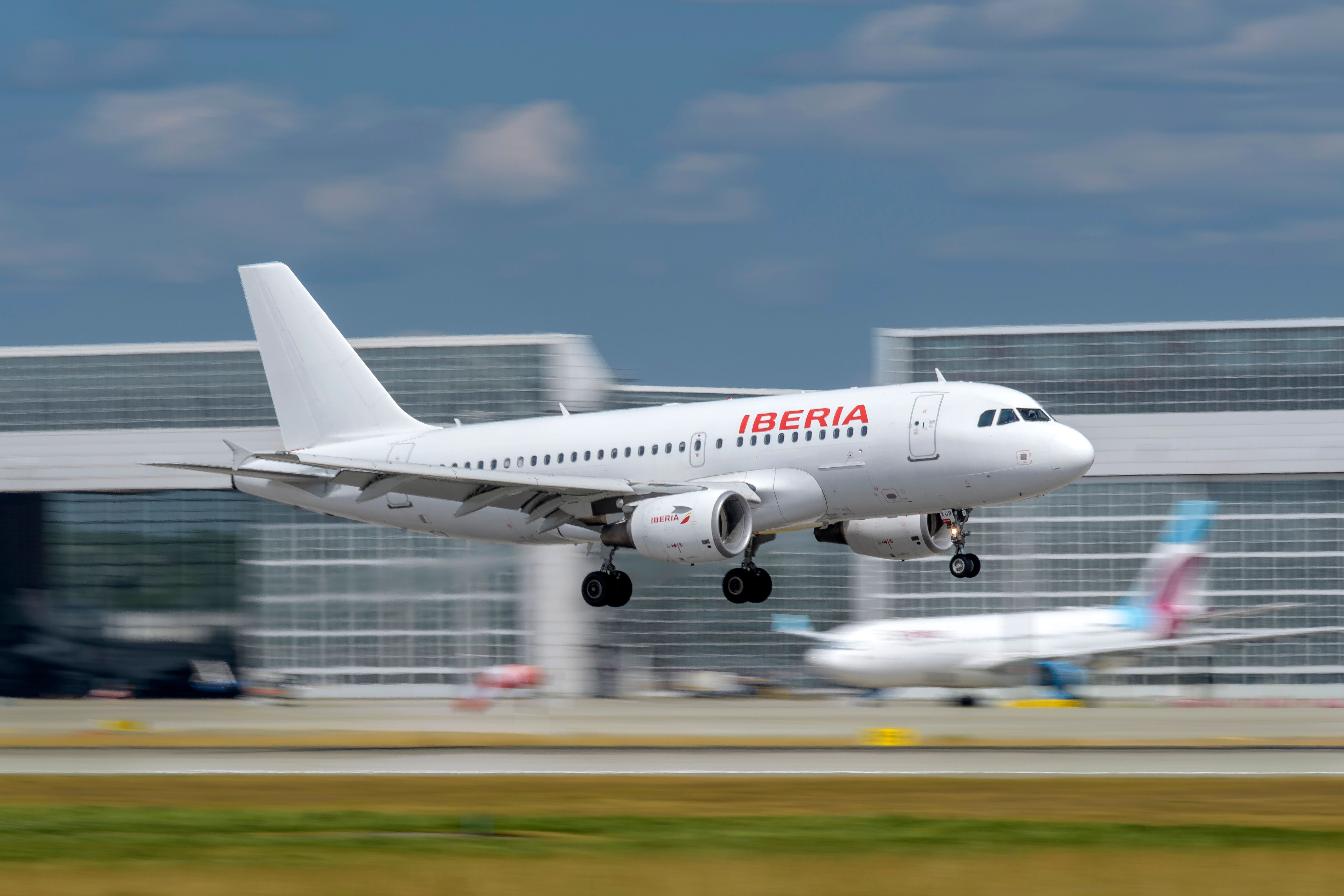 Airbus A319-111 de Iberia con el avión 
registro EC-KUB 
durante el aterrizaje en la pista sur 08R del aeropuerto de Múnich MUC EDDM