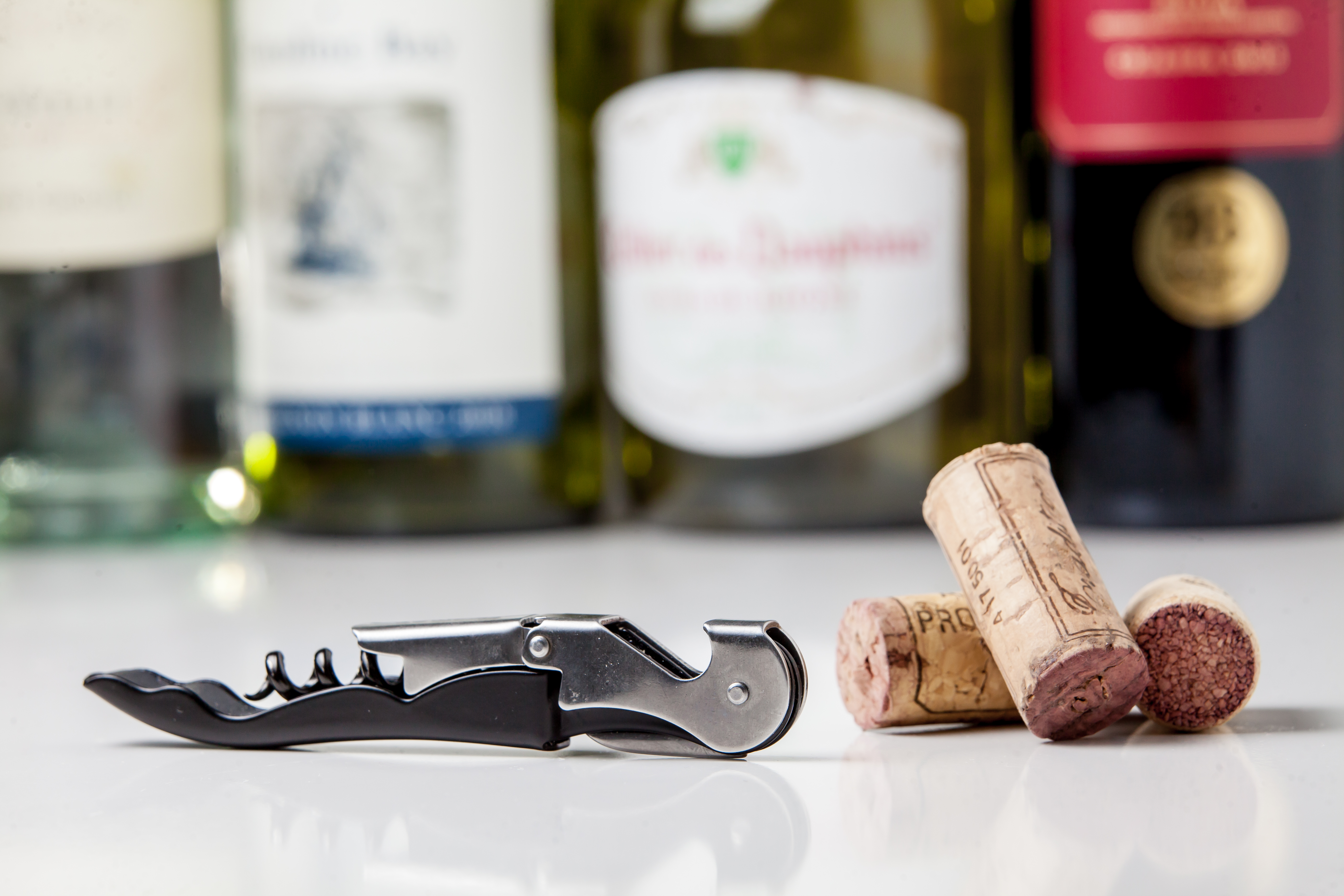 Sacacorchos metálicos modernos contra el fondo del vino