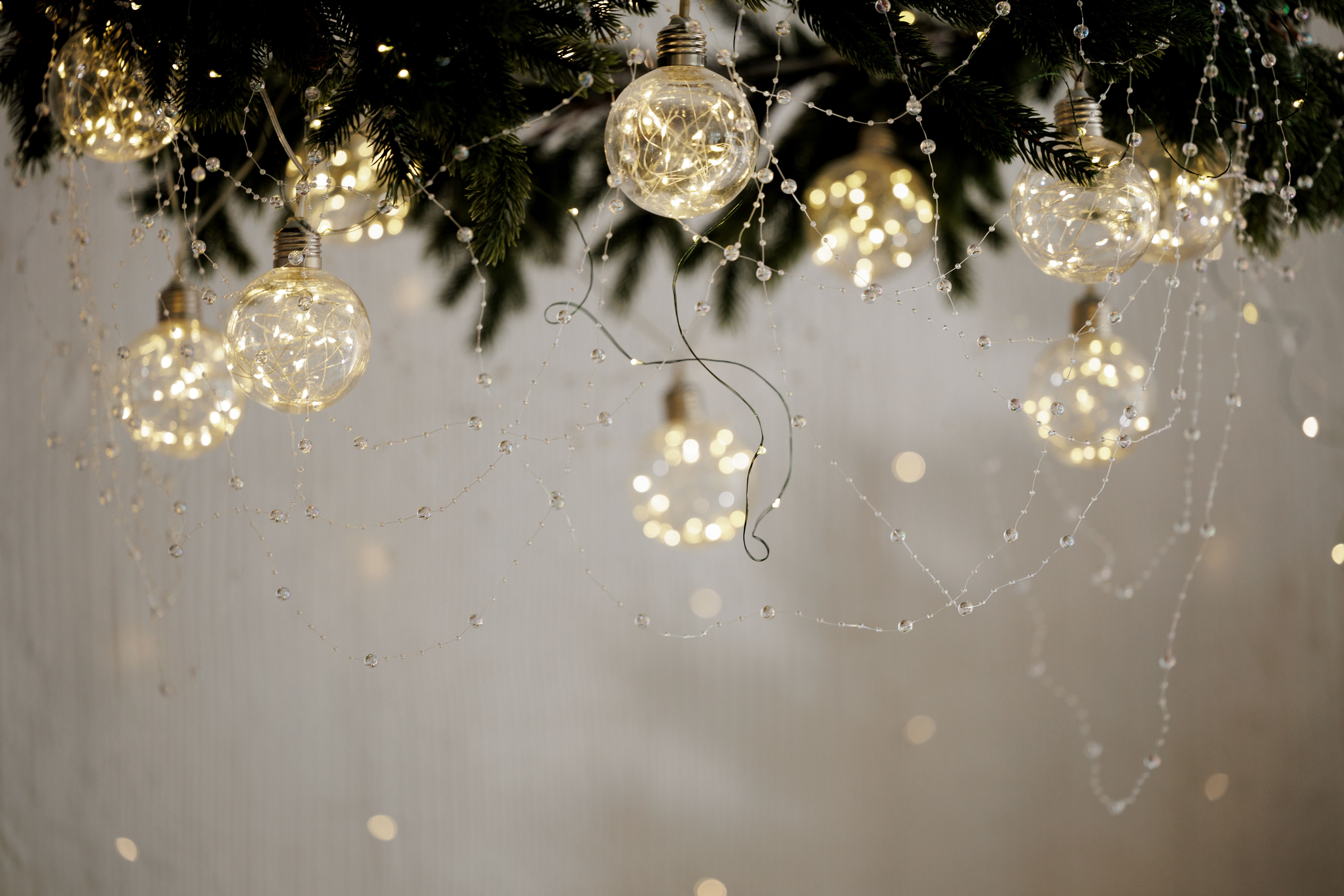 minimalist holiday lighting