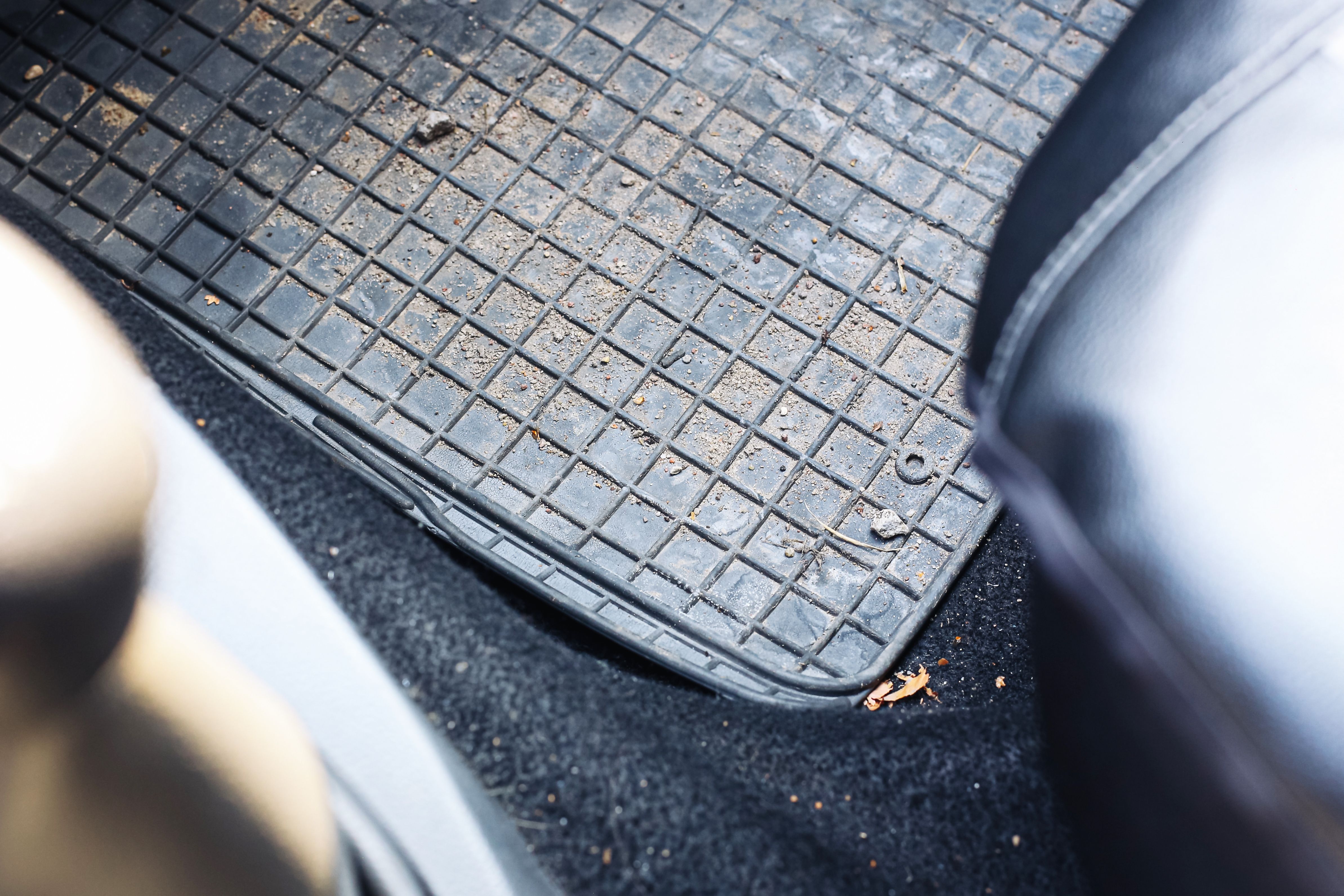 clean car floor mats
