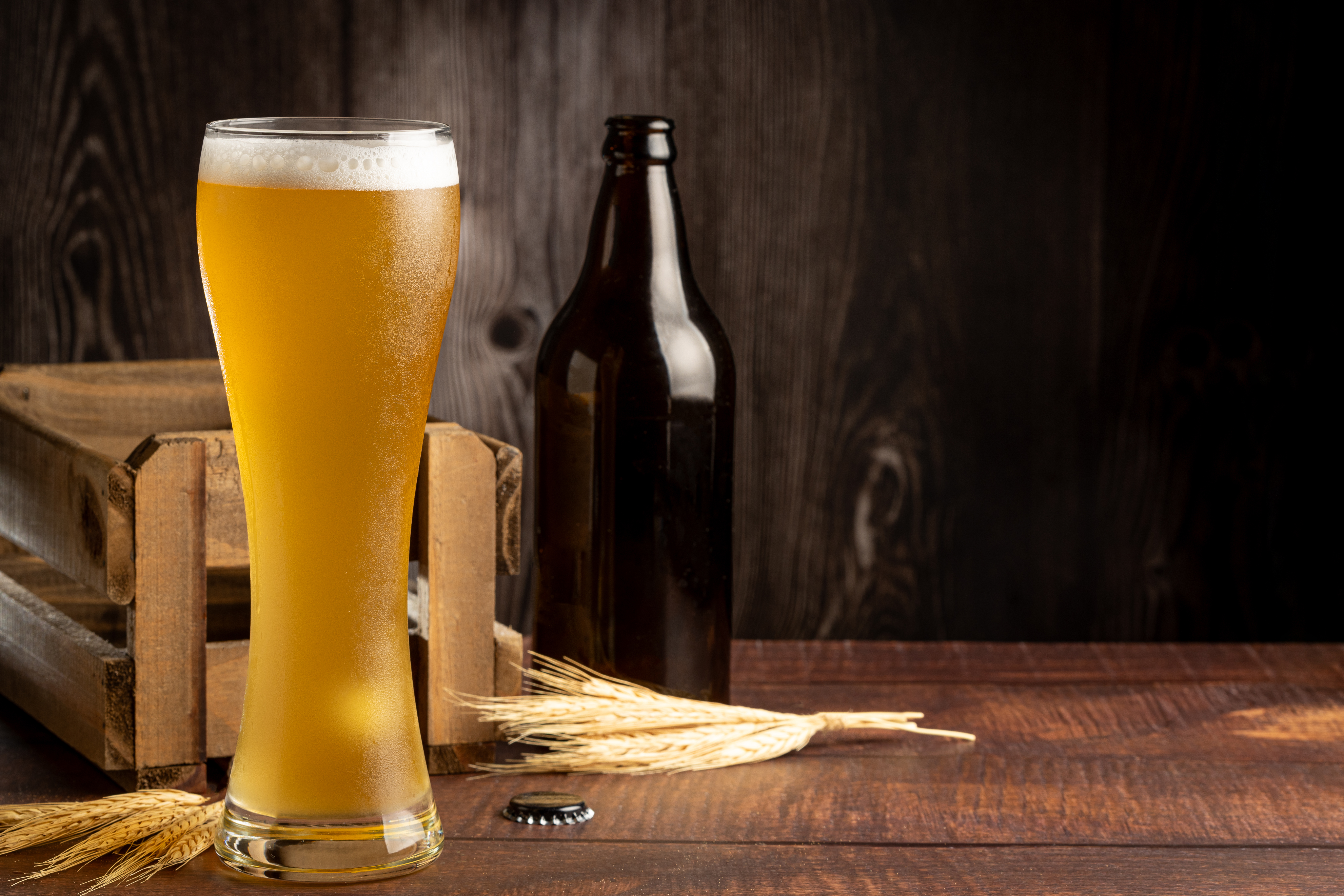 Copo cheio de cerveja de trigo alemã.