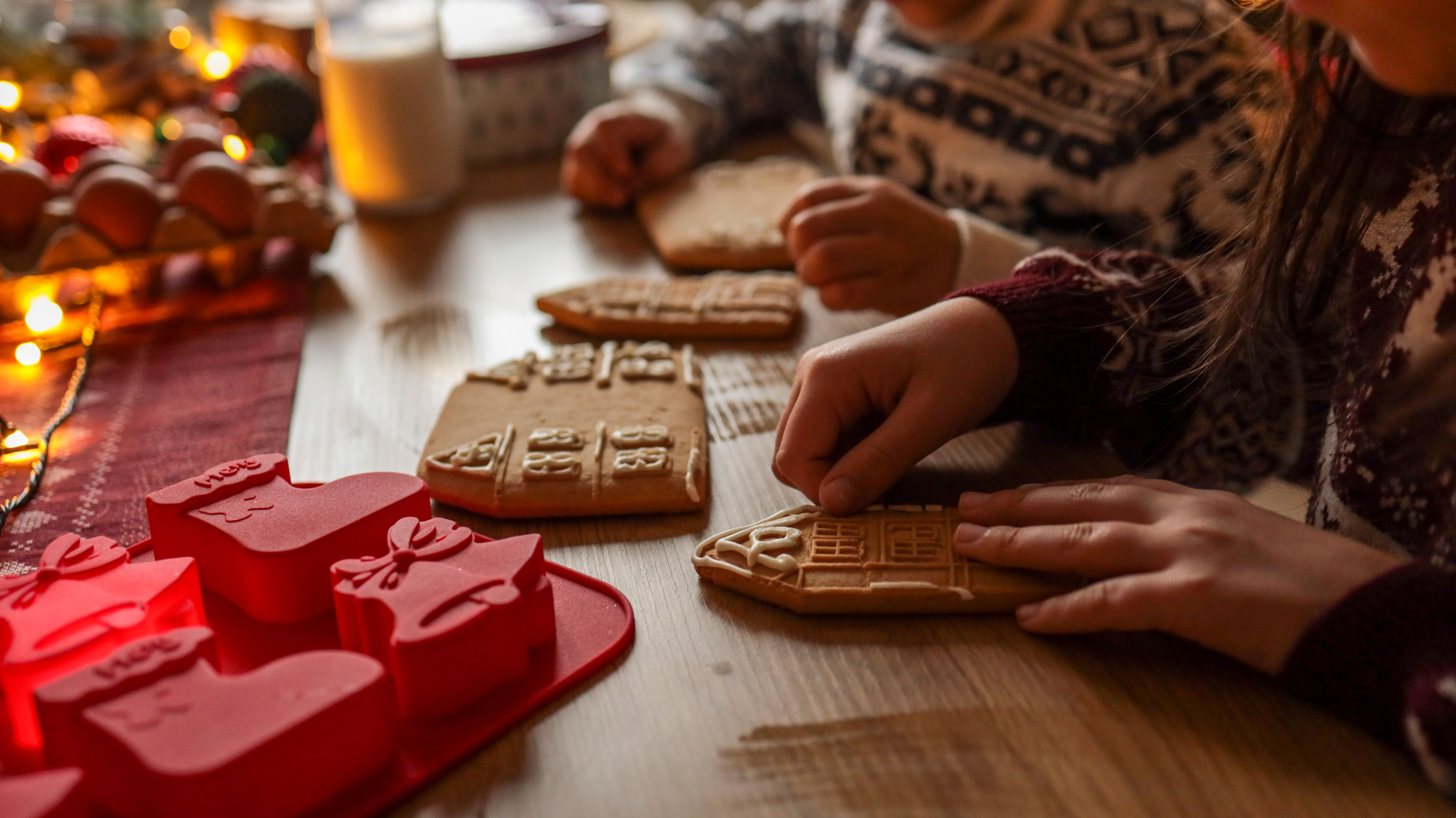 children decorating cookies