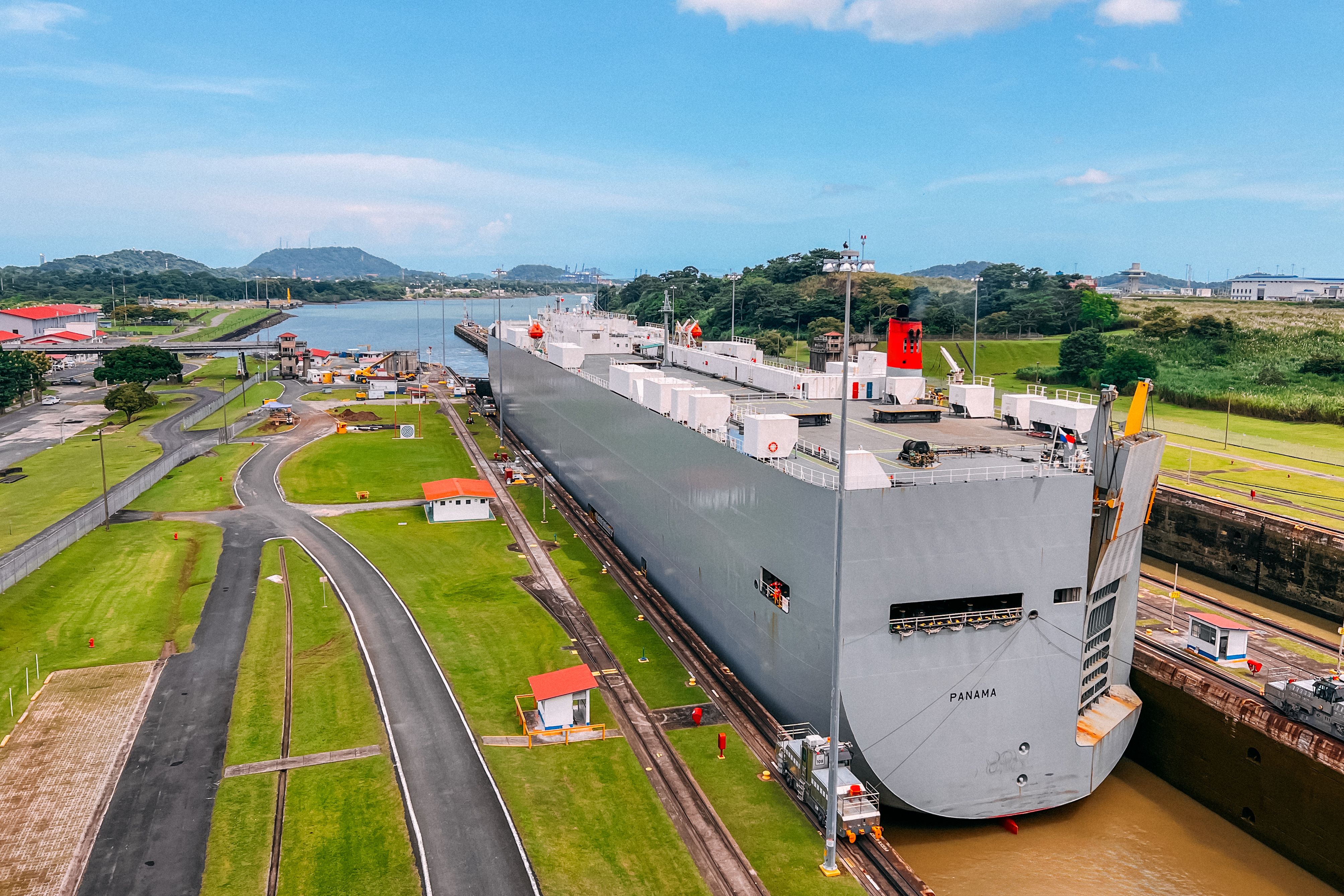 Vista elevada de un barco que pasa por las esclusas de Cocolí en la ciudad de Panamá, Panamá