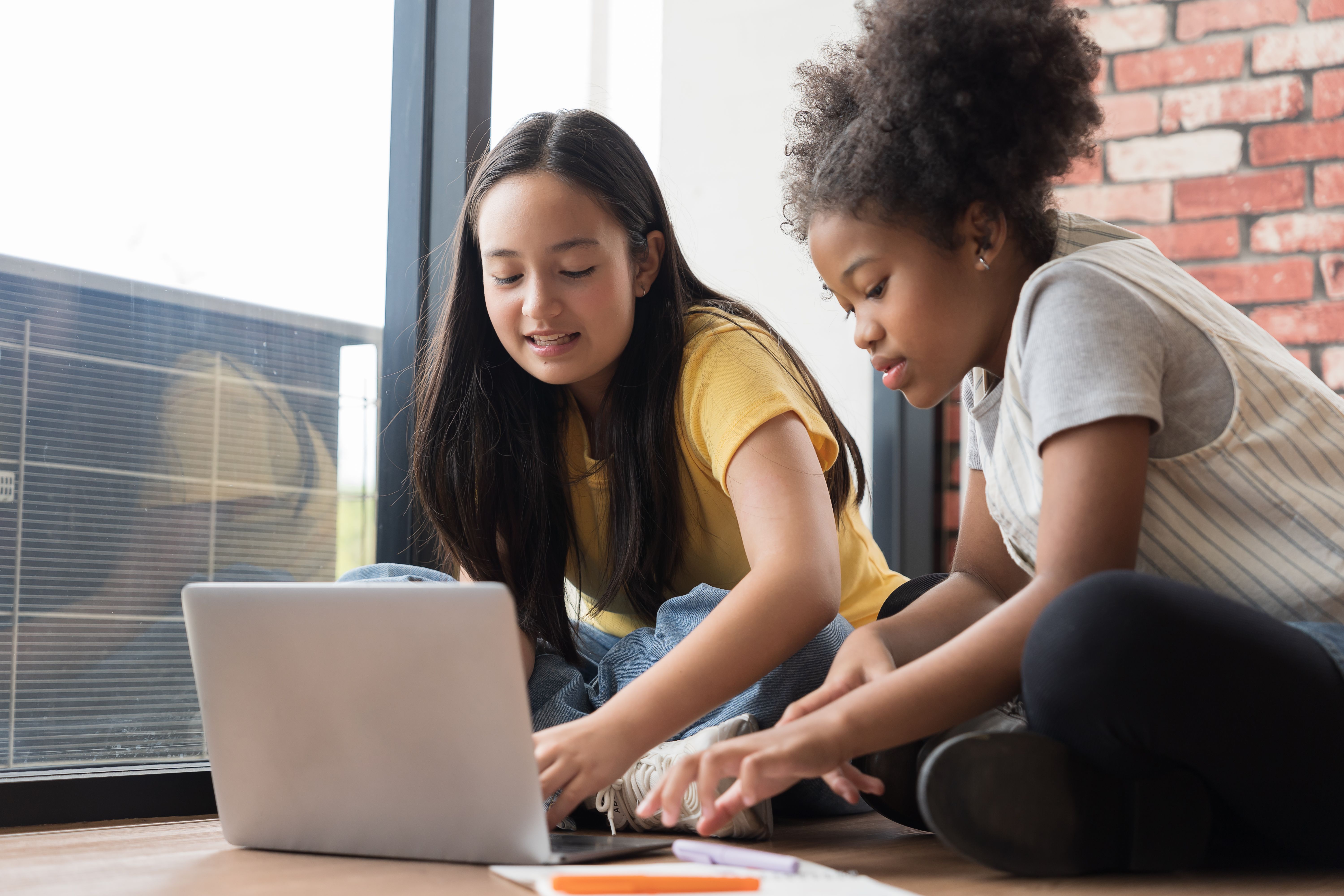 students collaborating online