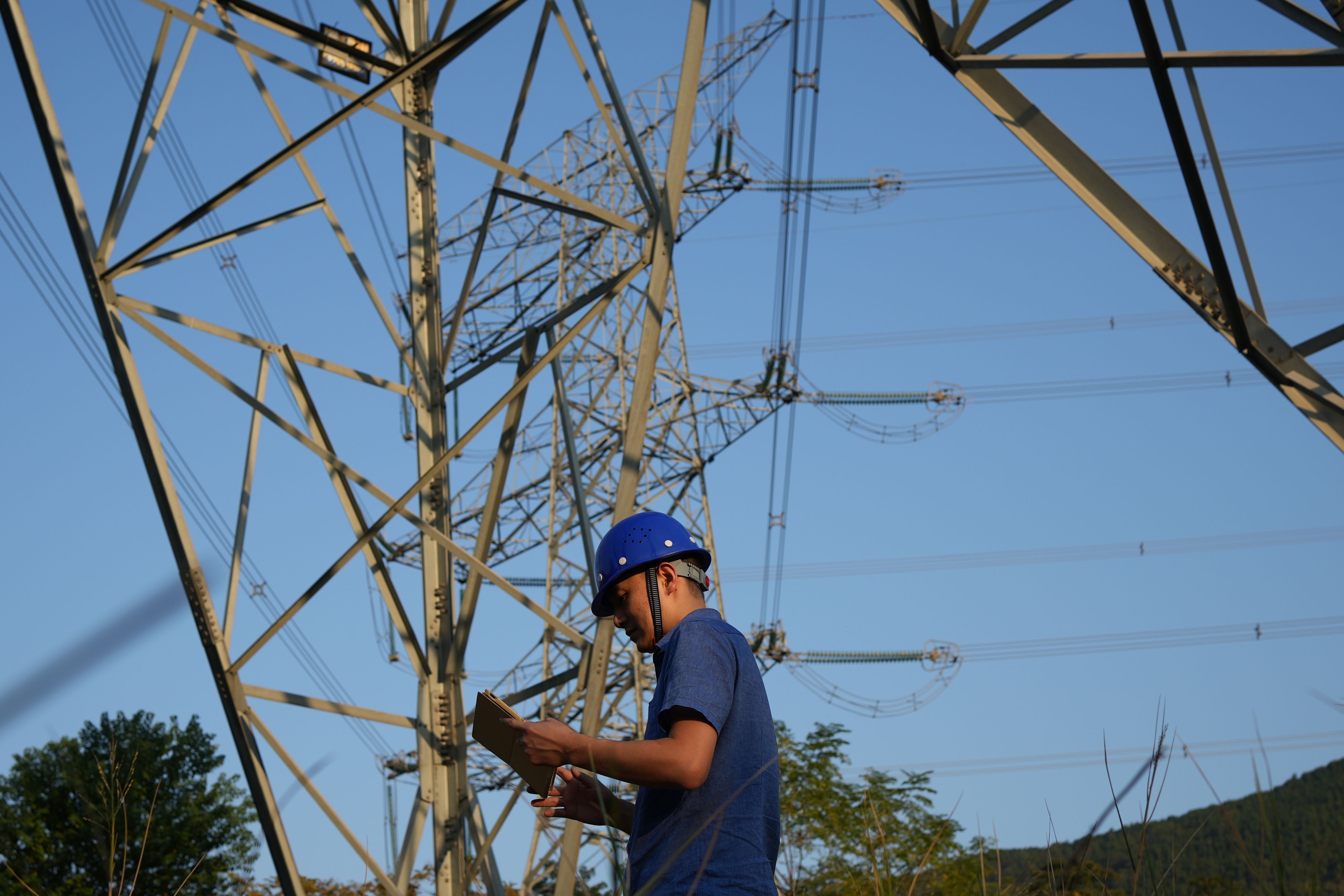 eletricista trabalhando