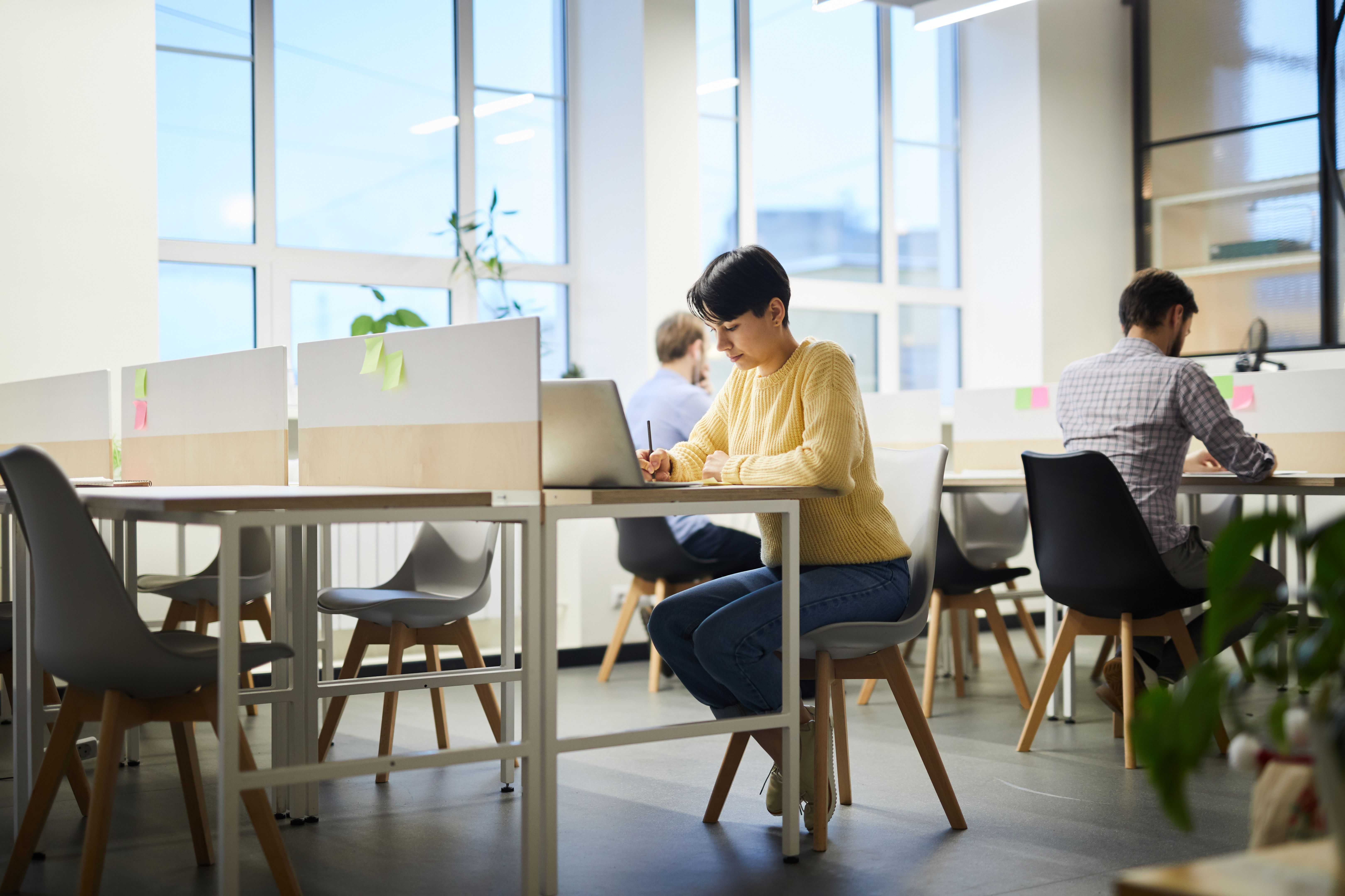 Fille d’étudiant travaillant sur le projet dans l’espace de coworking