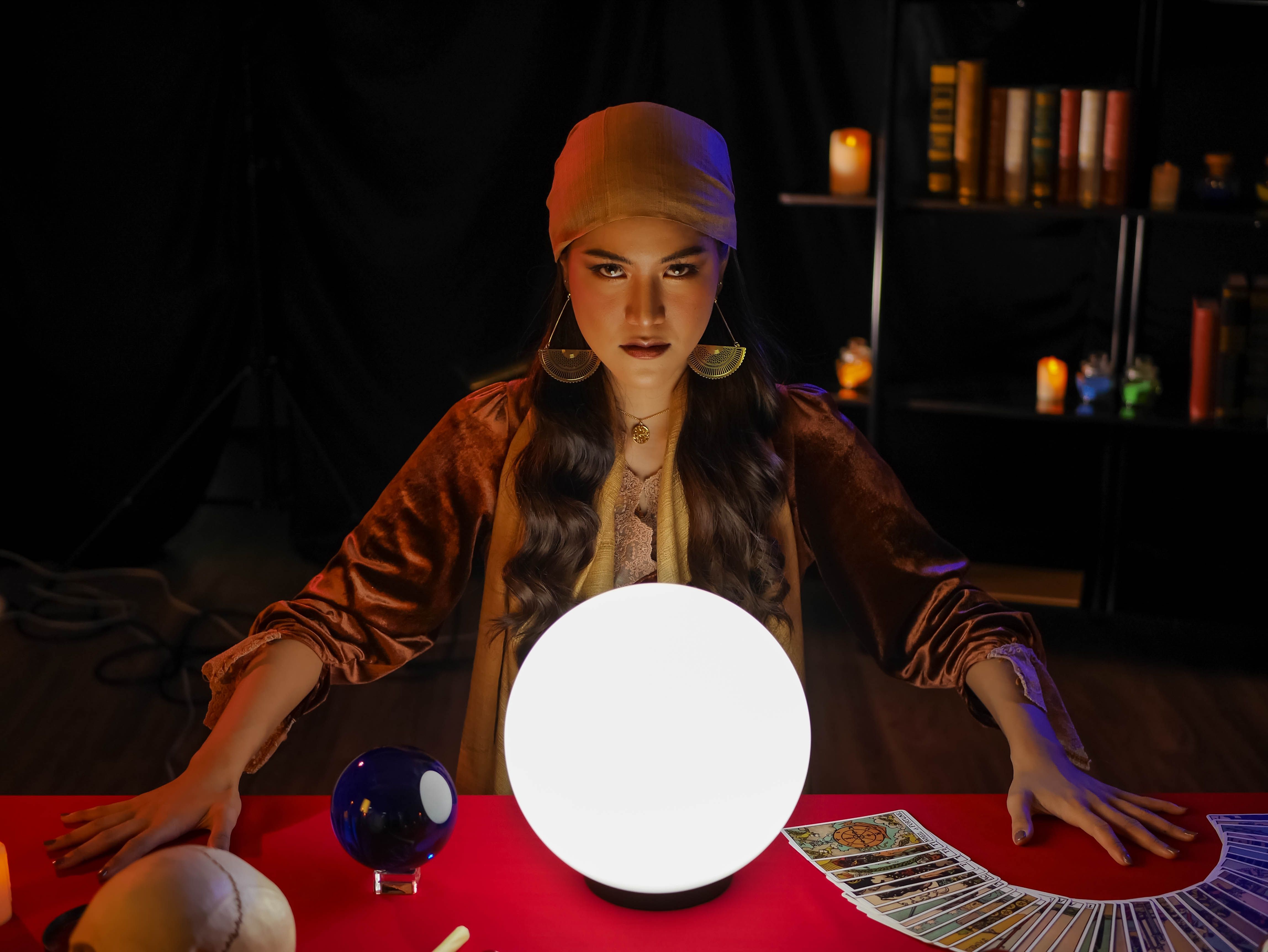 couple with astrologer