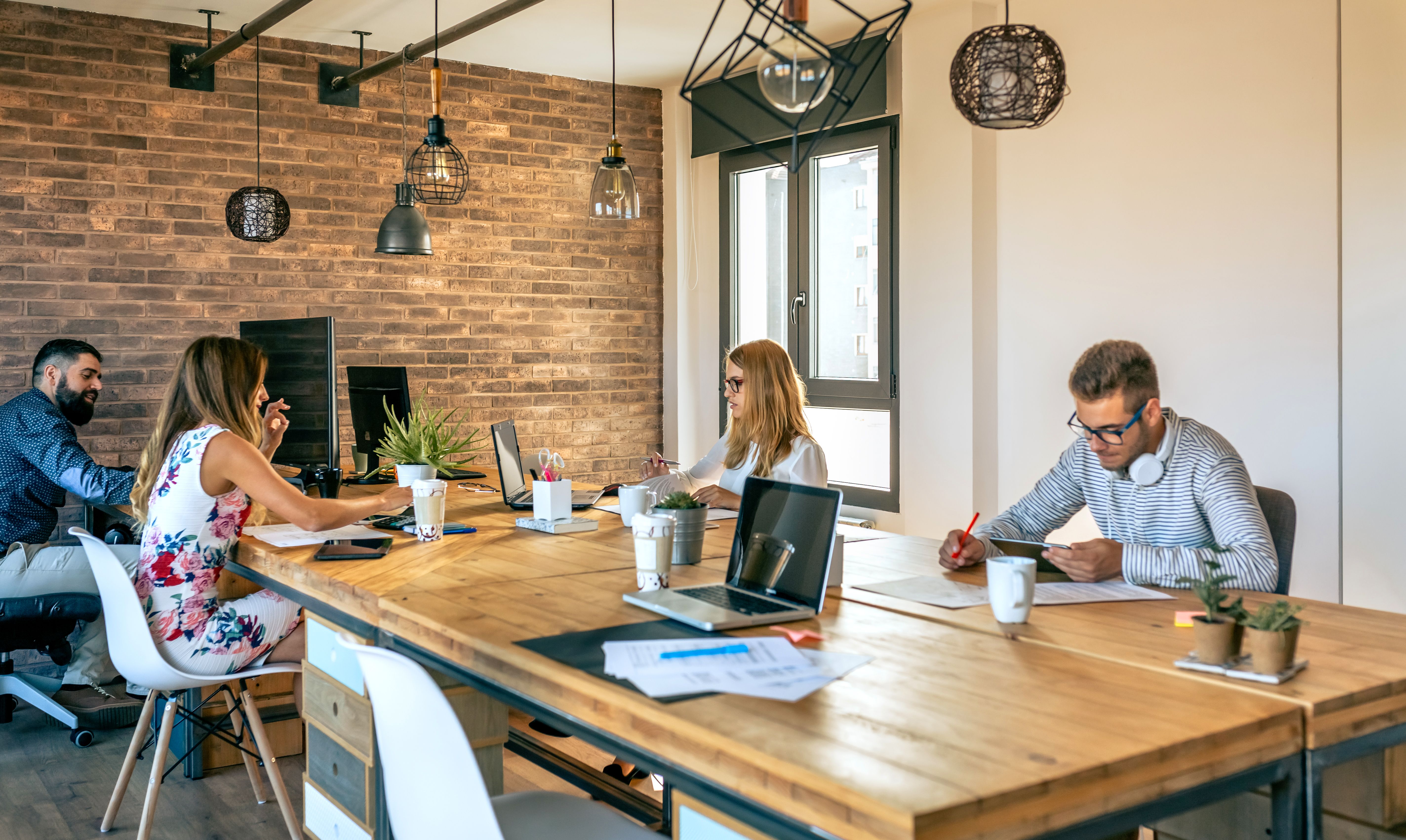 Gens d’affaires travaillant dans un bureau de coworking