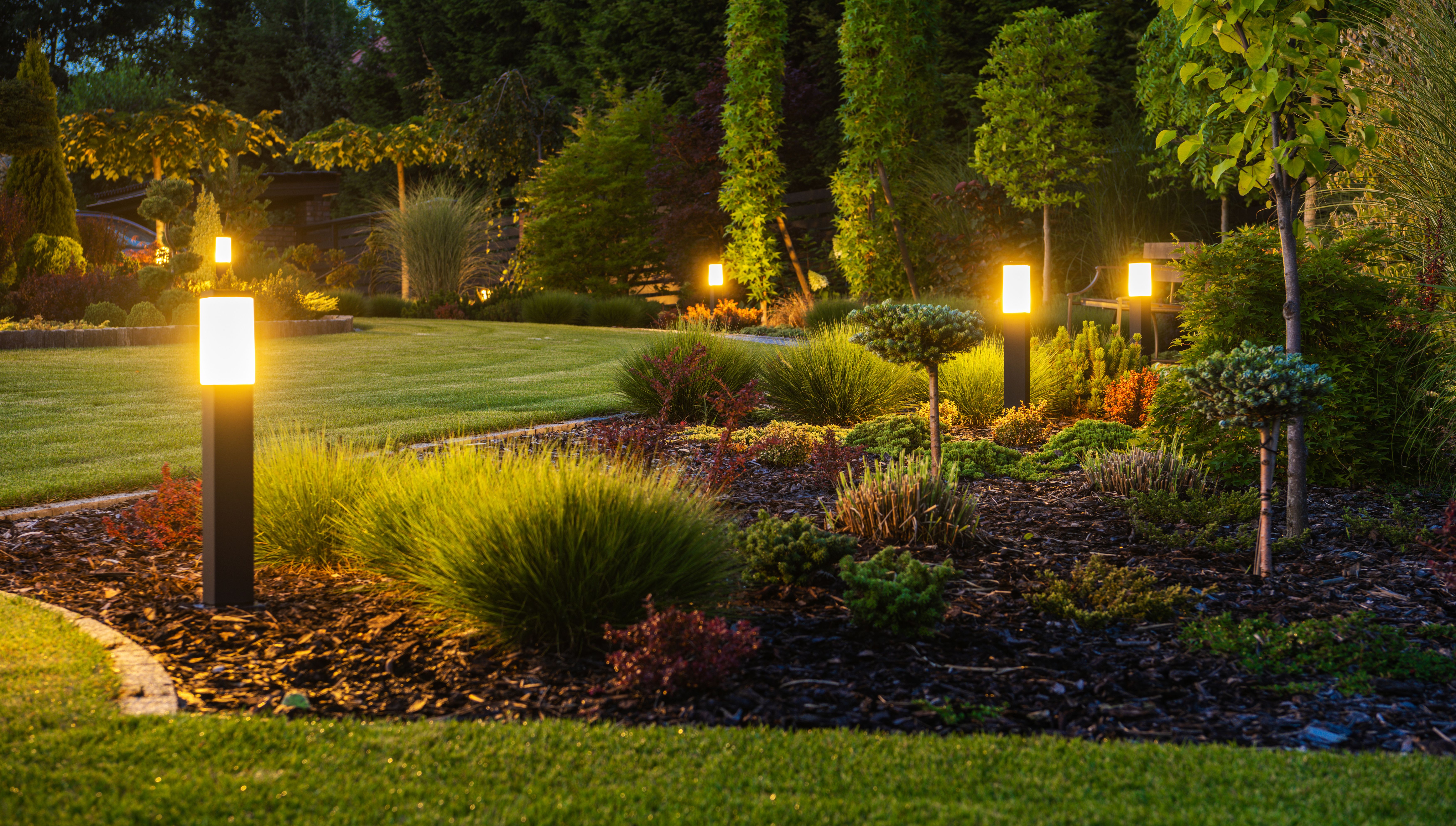 Modern Backyard Outdoor LED Lighting Systems Modern Backyard Outdoor LED Lighting Systems