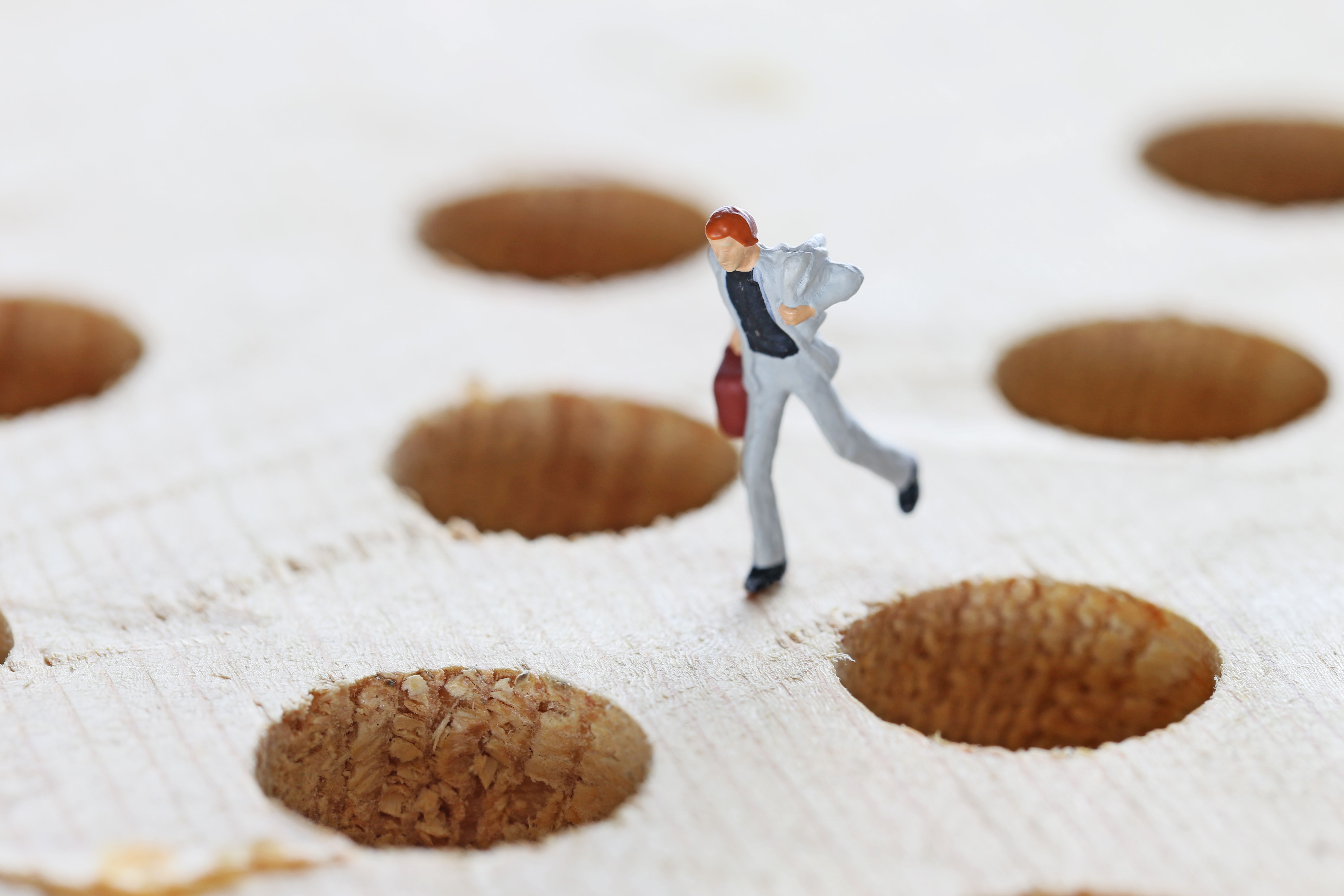 Businessmen of the pitfalls and miniature