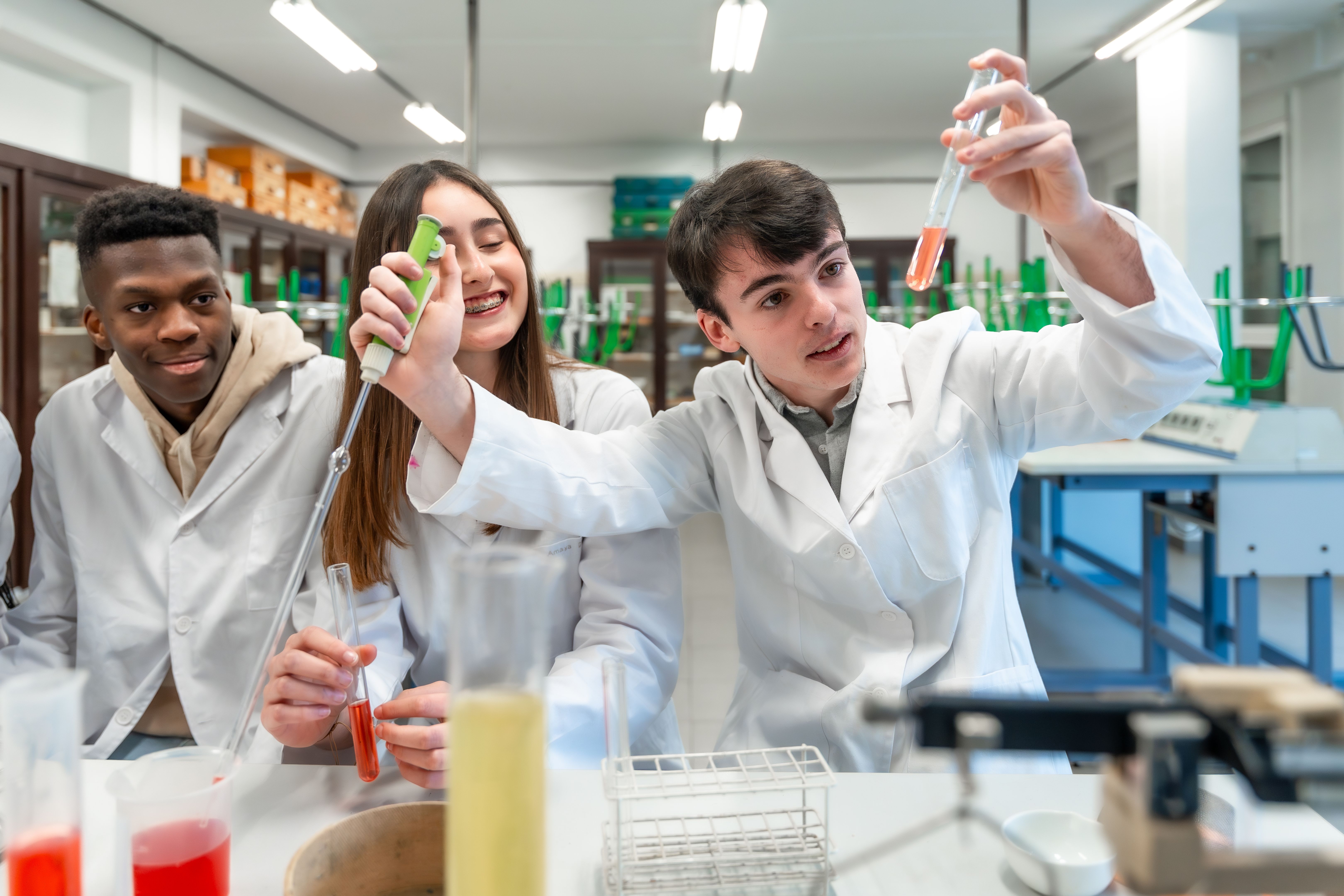 students doing chemistry experiment