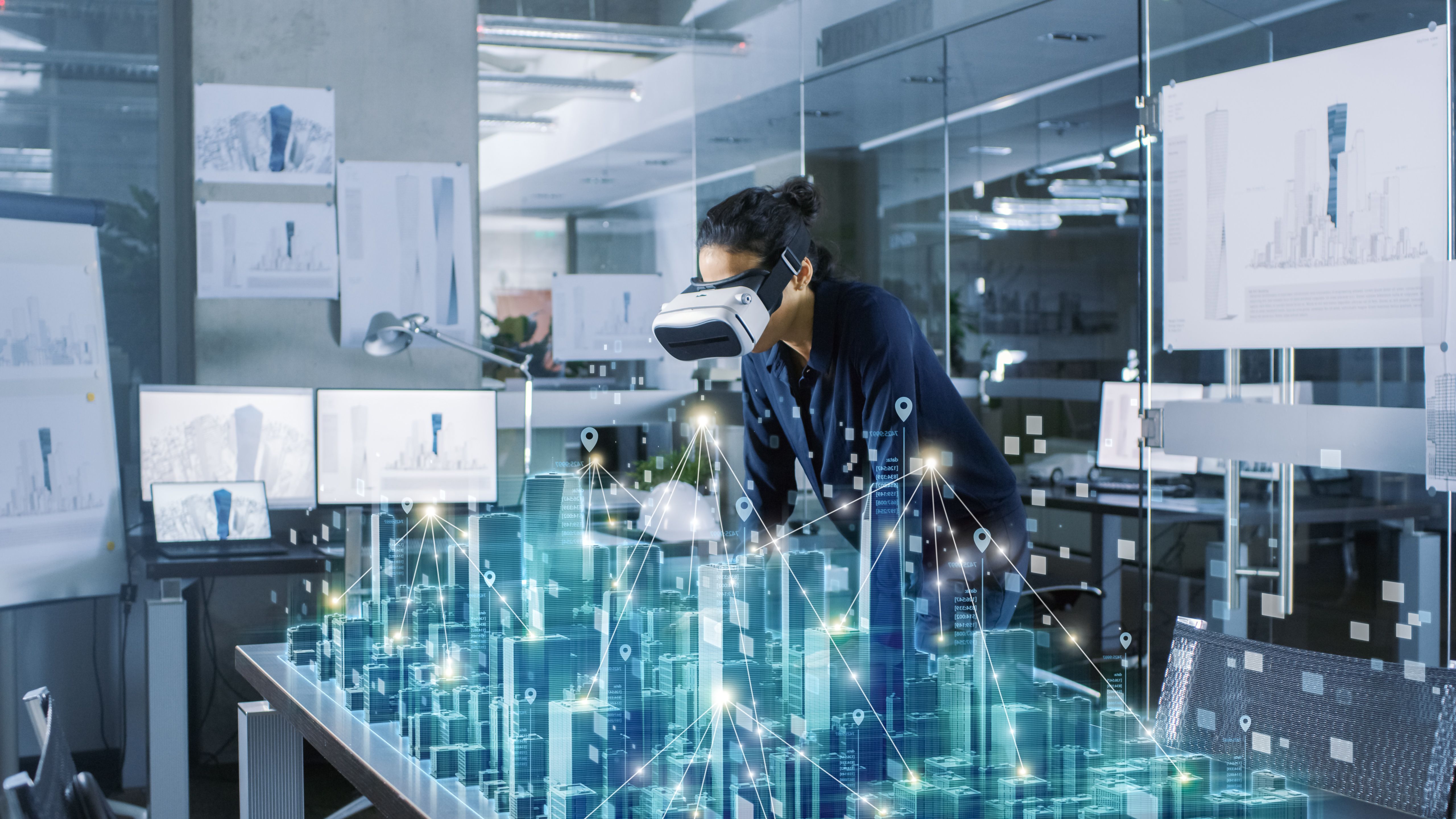 Architecte femelle portant fait geste avec le casque de réalité augmentée, affiche des statistiques pour 3D ville modèle. High Tech Bureau utilisation Virtual Reality Modeling Software Application.