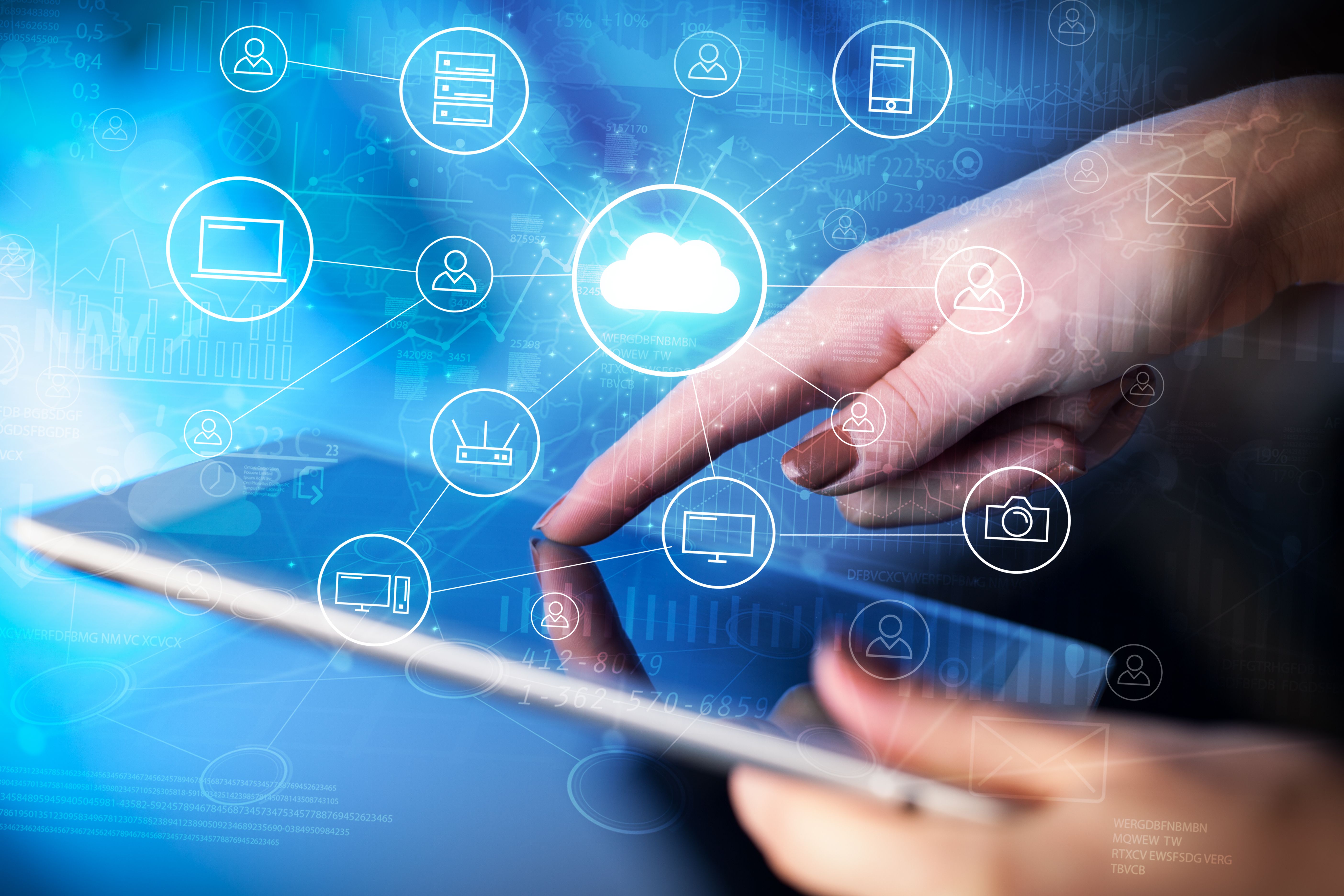 Hand arbeiten in Tablet-Graphen und Diagramme und Berichte-Konzept rund um