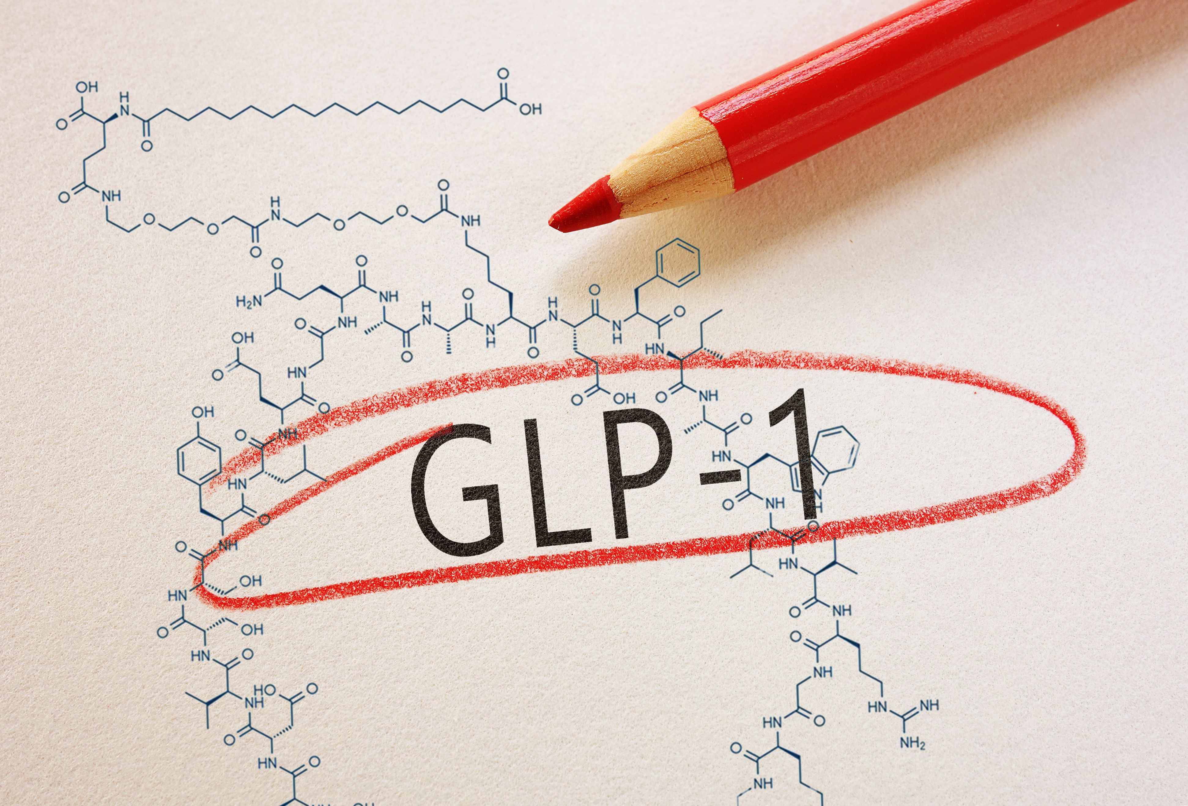 Texto GLP-1 encerrado en un círculo con lápiz rojo con estructura química de semaglutida, sobre papel texturizado Texto GLP-1 encerrado en un círculo con lápiz rojo con estructura química de semaglutida, sobre papel texturizado