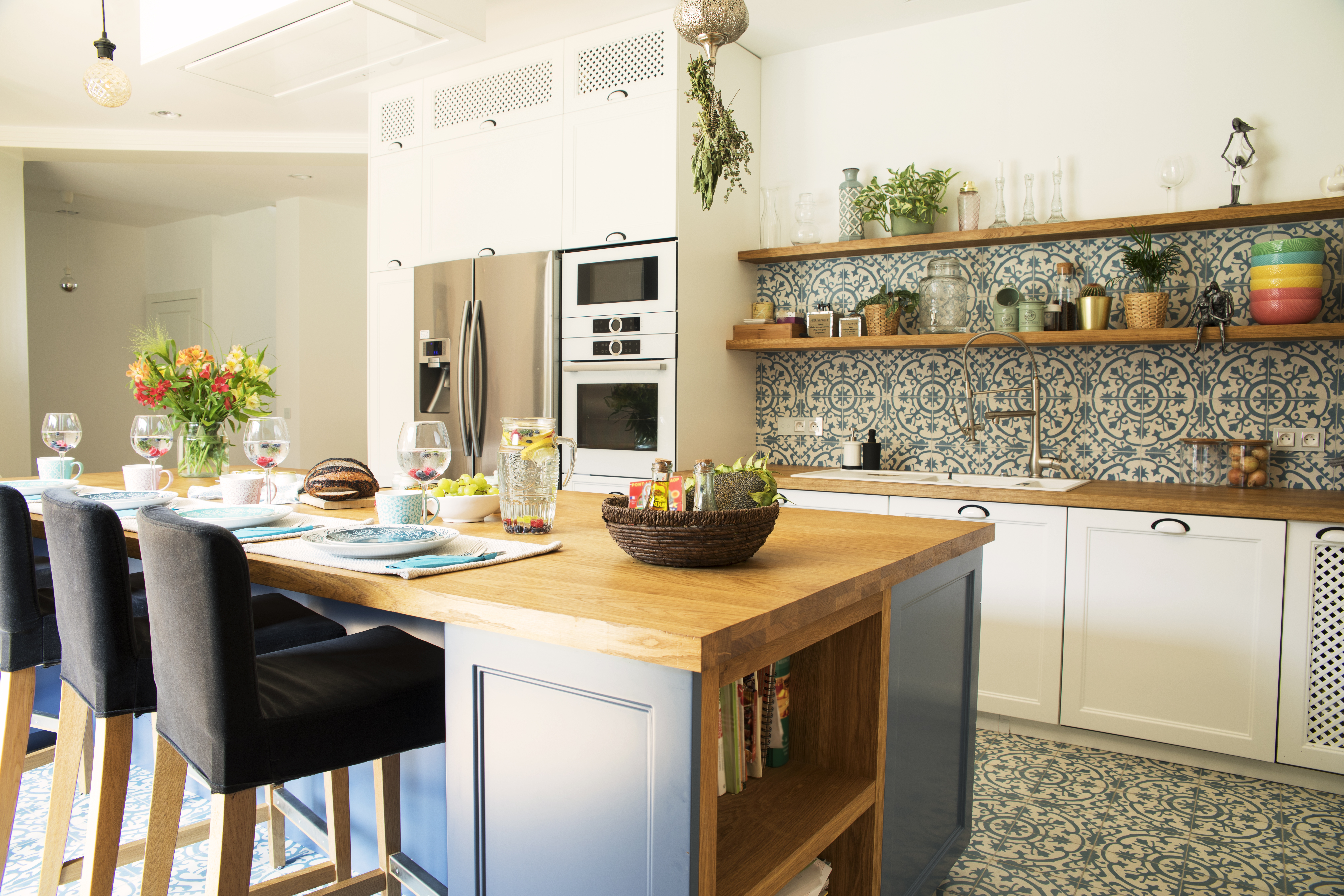 Desayuno en cocina de estilo Mediterráneo en verano fresco. Espacio luminoso y soleado con una gran cantidad de hierbas y plantas. Cocina moderna con espacio abierto. Desayuno en cocina de estilo Mediterráneo en verano fresco. Espacio luminoso y soleado con una gran cantidad de hierbas y plantas. Cocina moderna con espacio abierto.