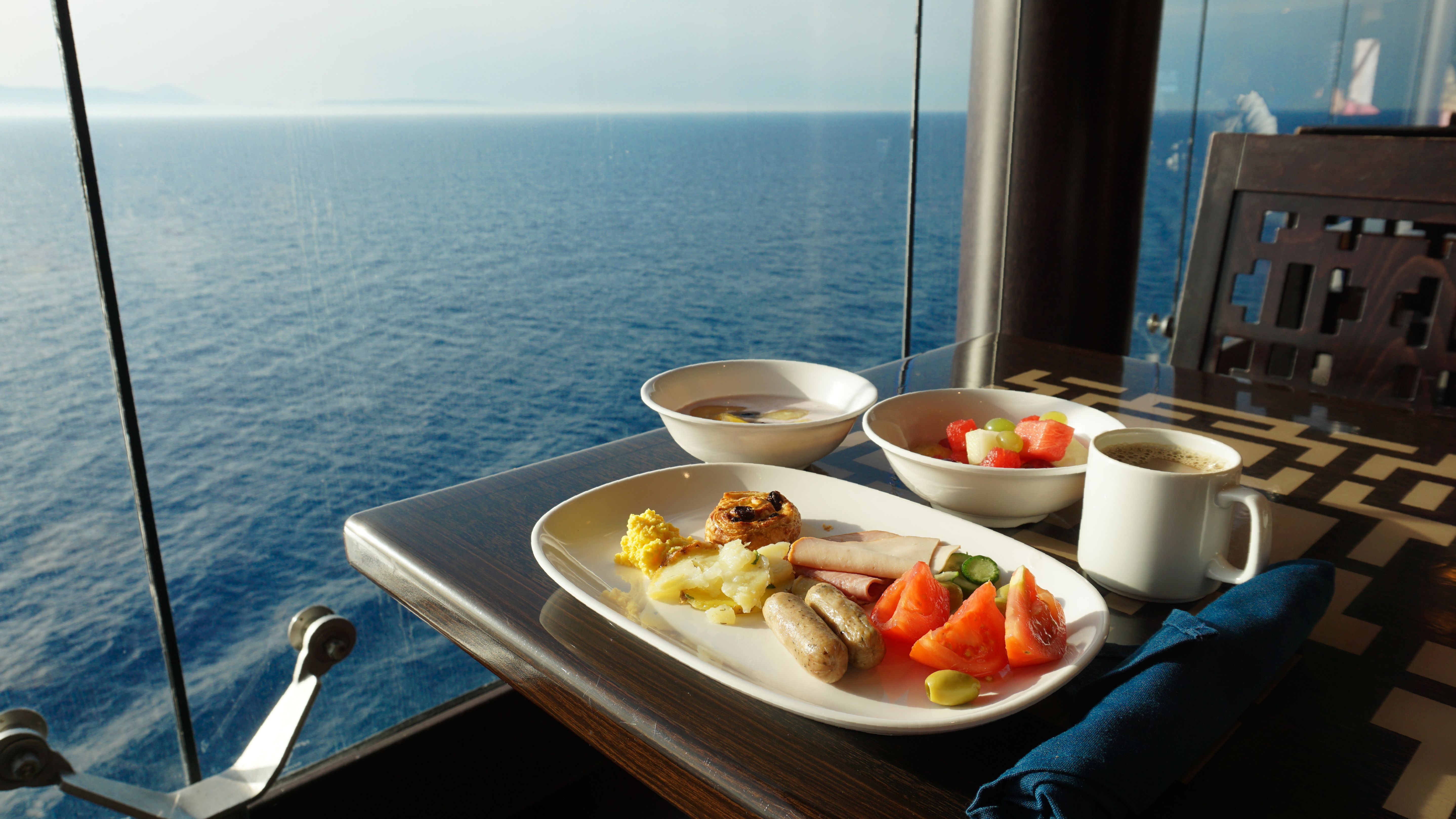luxury cruise dining