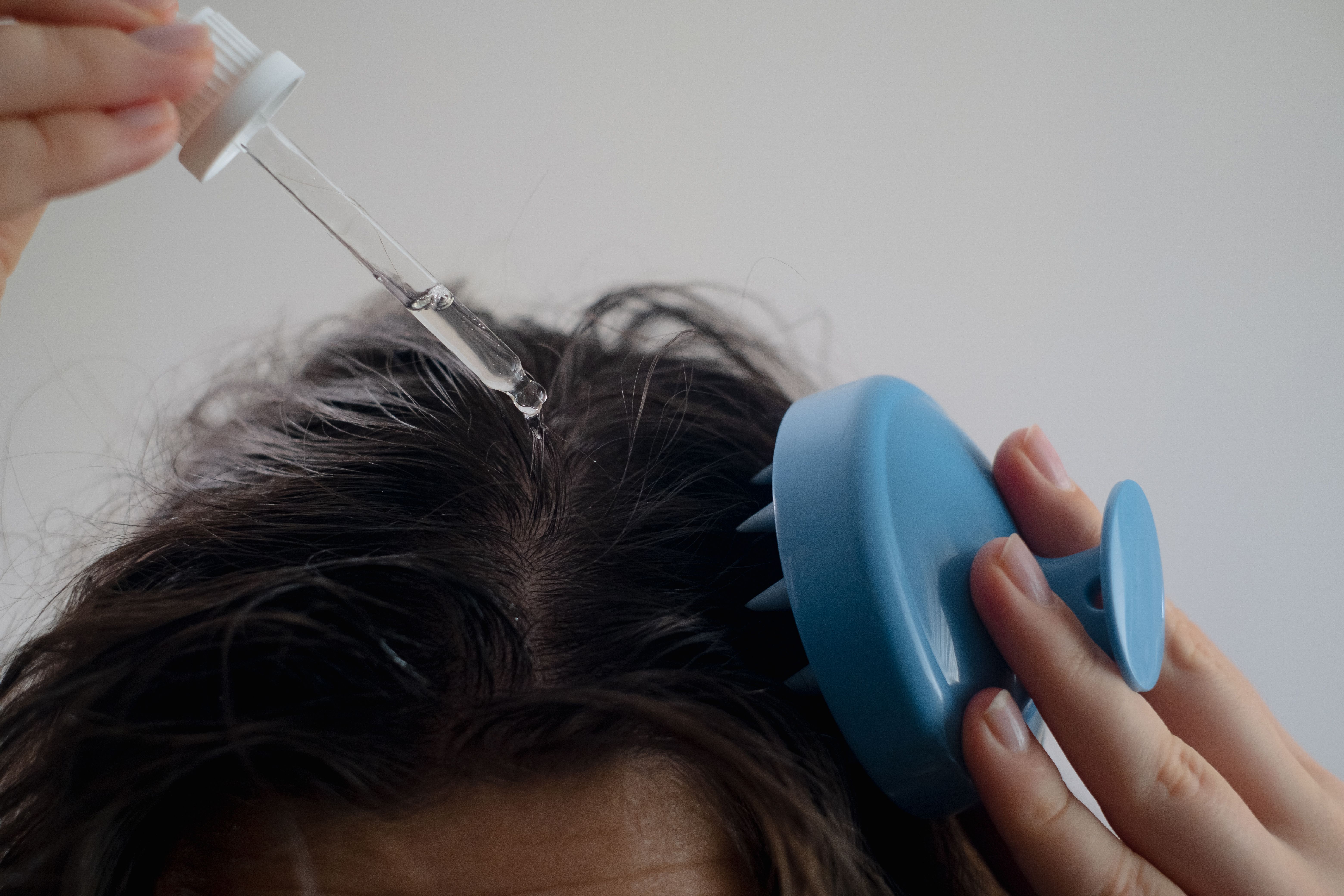 Moisturizing and nourishing: Oils hydrate hair, preventing dryness and brittleness. They provide essential vitamins and minerals, improving hair texture.