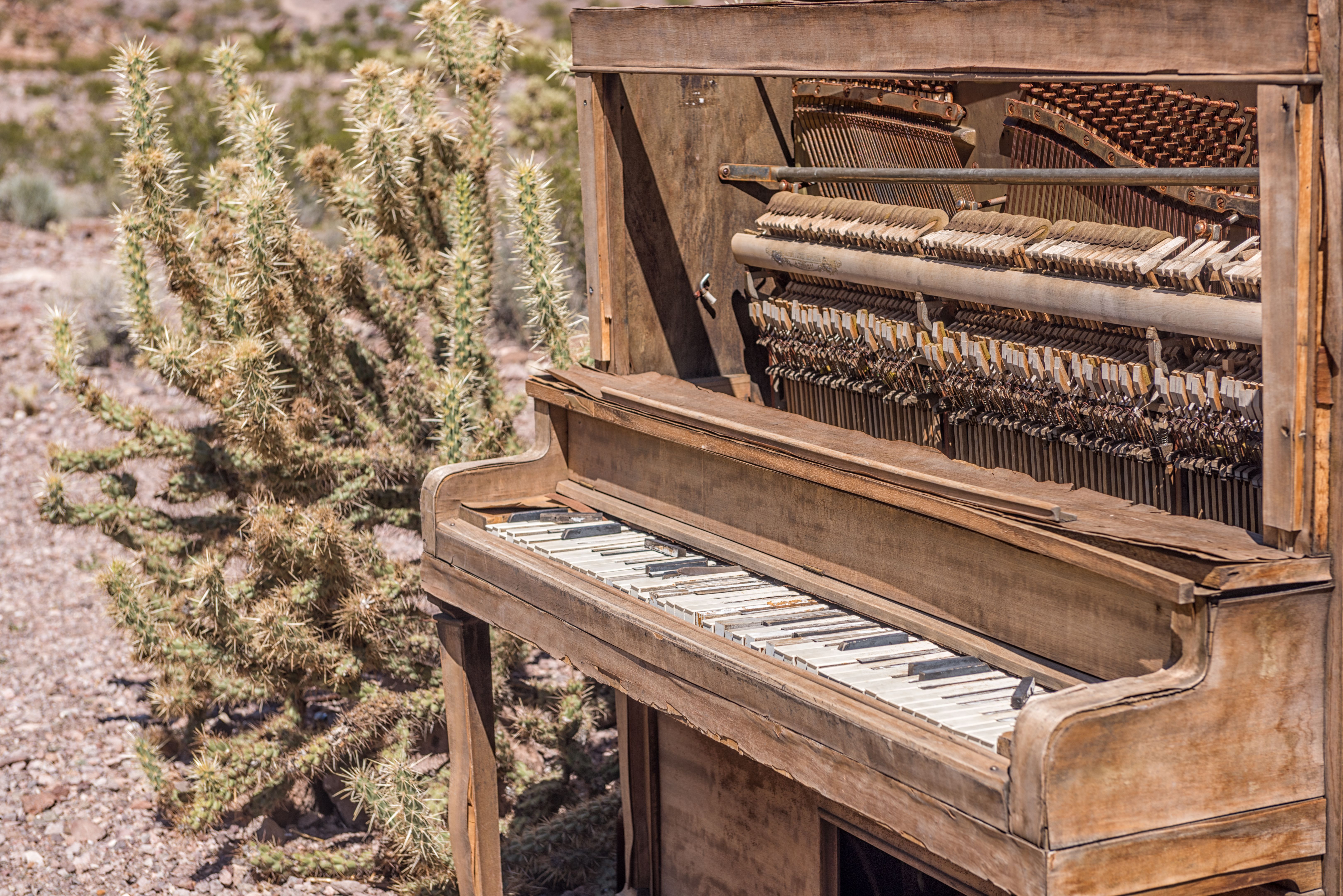 Old Piano, Wild West, Desert