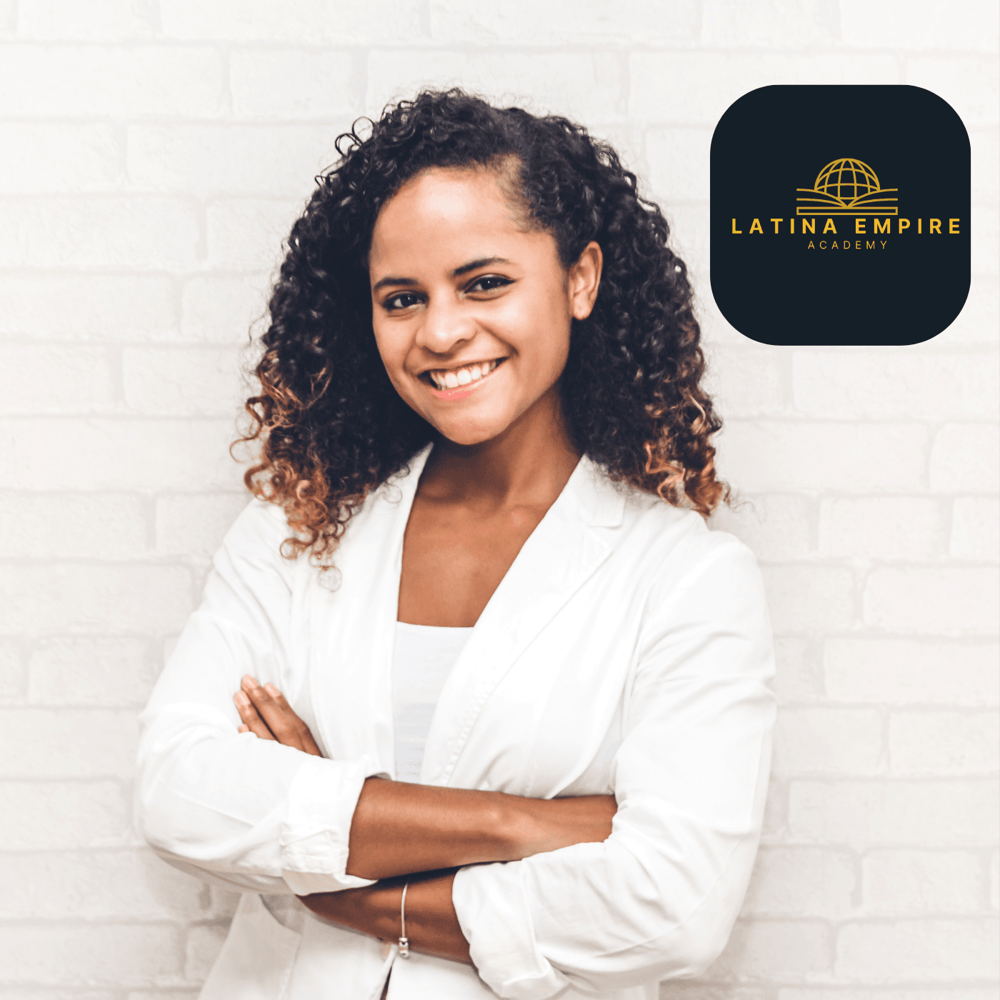 Latina student smiling next to the Latina Empire Academy logo, symbolizing empowerment for single Latina mothers in digital careers.