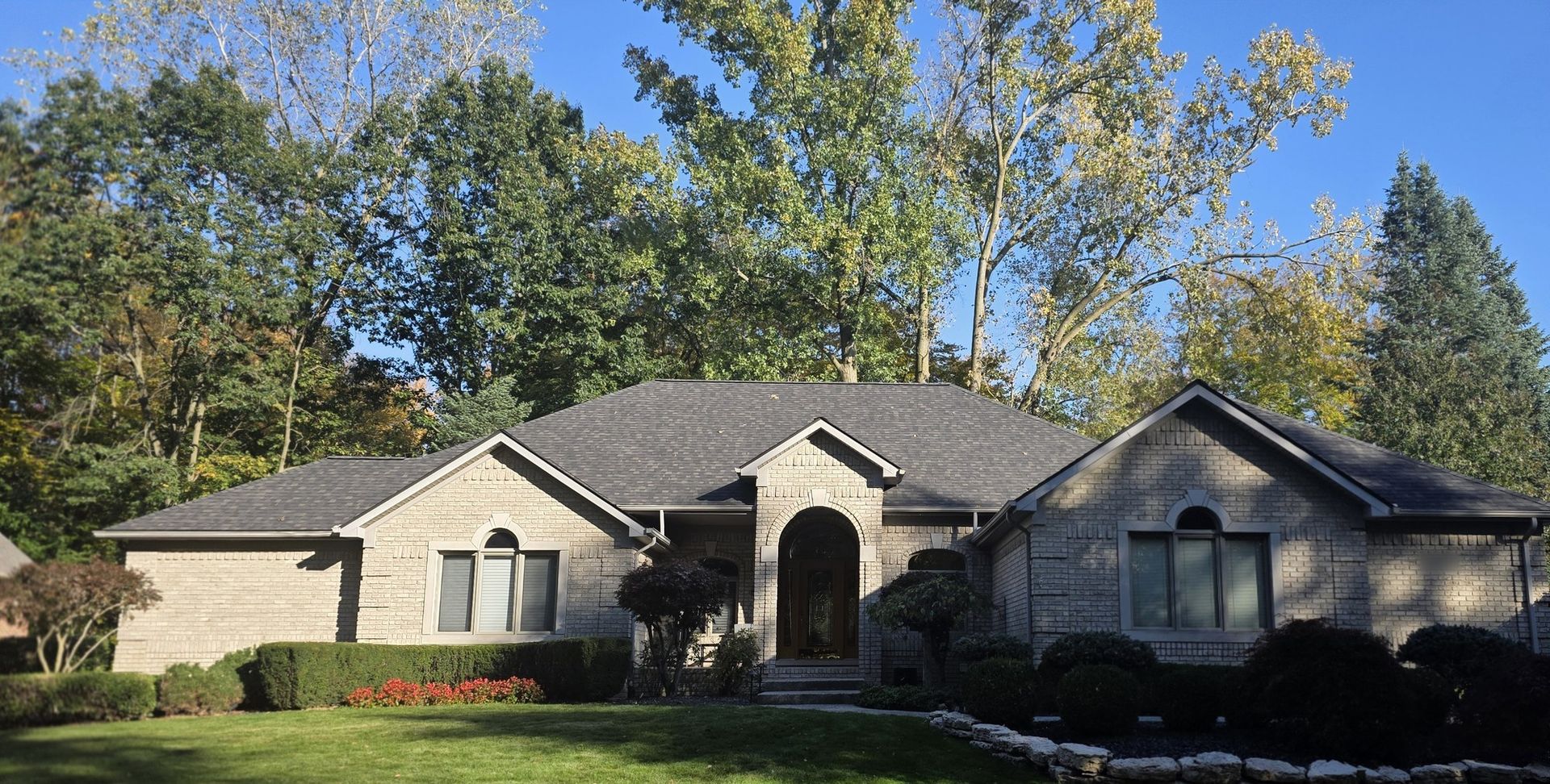 New CertainTeed Landmark PRO roof on a brick ranch home by MichConn